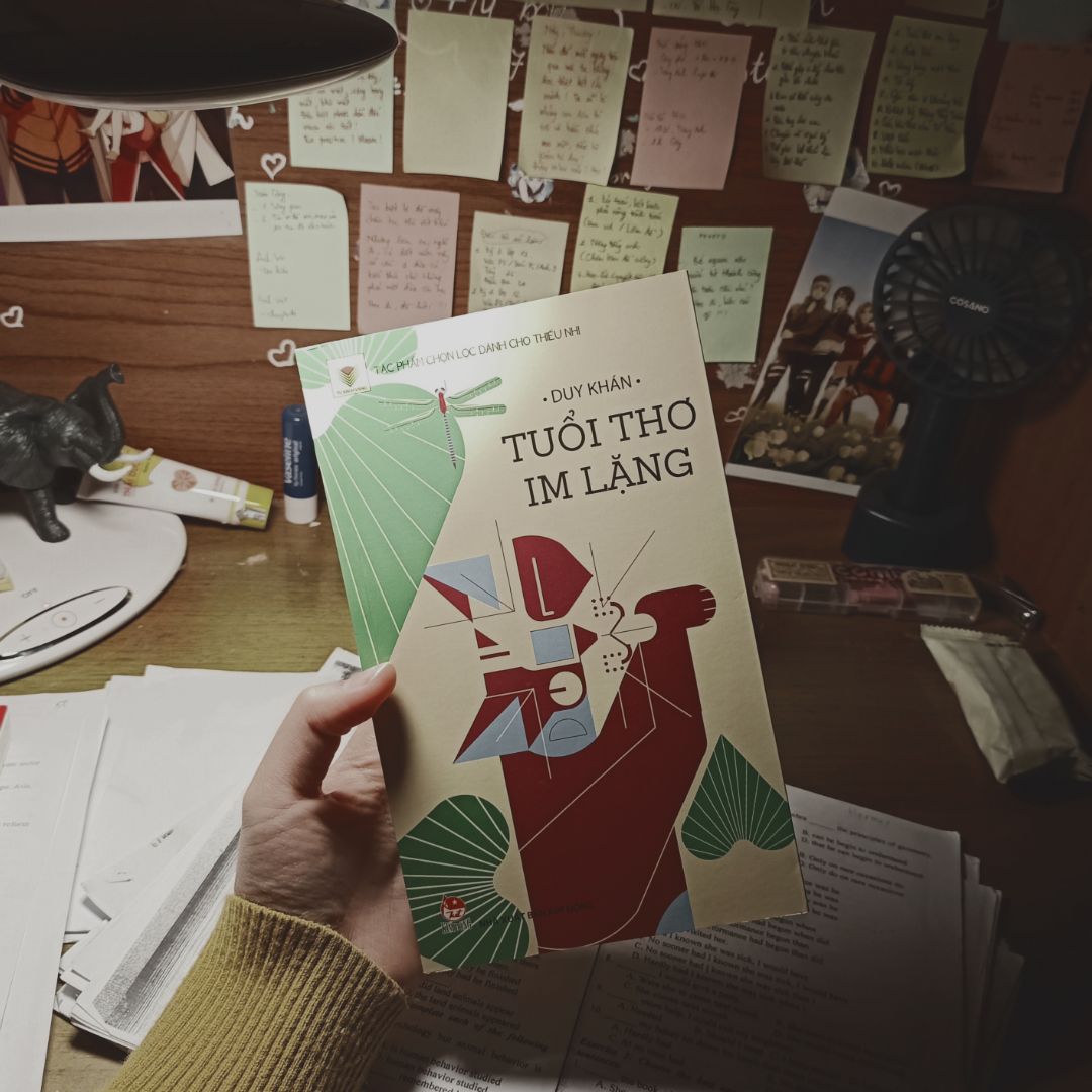 "Tuổi thơ trong tập sách này tính từ bao giờ?
Bố tính theo lối tính của bố: Từ khi biết nhận thức cho đến tuổi mười lăm. Tuổi mười lăm đúng bằng tuổi Khánh. Nhưng đẹp đẽ thay, cũng đúng là tuổi bố ra khỏi làng, đi xa đi xa. Đi diệt quân thù, trong tay có súng."
Yêu tập sách từ lúc lớp 8 học bài Lao xao, mình vẫn luôn chờ duyên để được ẵm quyển sách trên tay về. Những ngày tháng đồng quê Việt Nam mộc mạc một thời đã qua được sống dậy trong trang sách Duy Khán. Một tâm hồn theo đuổi và nâng niu những giá trị xưa cũ được thoả mãn tắm mát, no nê trong dòng hồi ức ngọt ngào, đau thương. Một thời đã qua, một thời để nhớ!