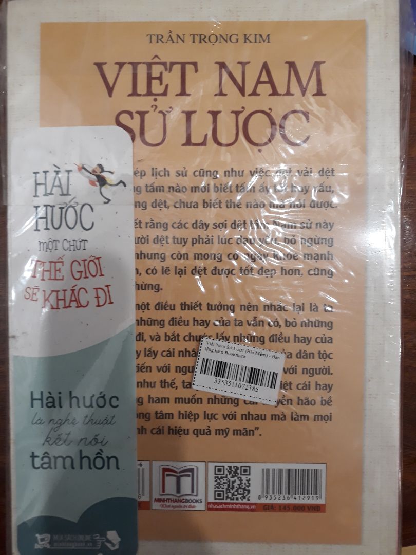 Giao hàng đúng hẹn, sản phẩm được đóng gói kĩ càng, nguyên vẹn, sạch sẽ, đúng như mô tả trên Tiki, có bookmark, hàng thật.