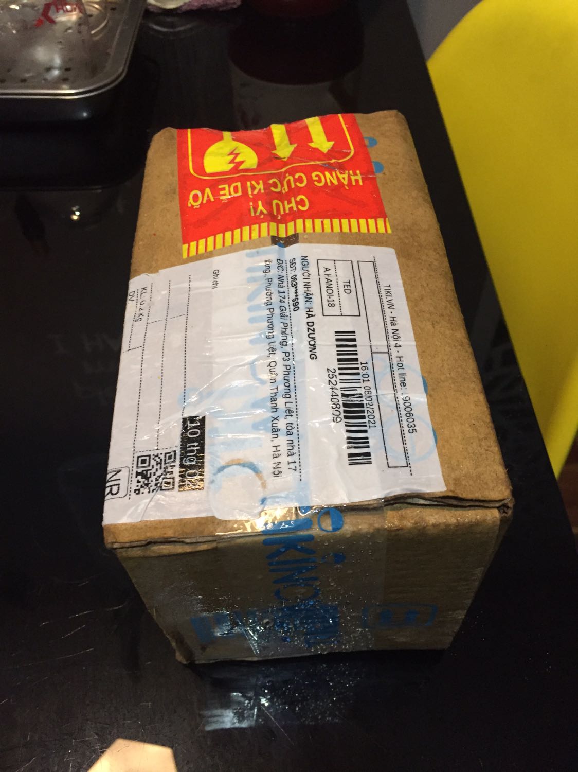 Order hôm 27 Tết thì 28 mưa gió các em nó ship qua cho, dù shipper gọi hơi giật mình “xuống lấy nhé” nhưng nhìn mưa gió lạnh lẽo 14oC tay run run còn hộp thì ướt nên mình rất thông cảm, cảm ơn ku em. 

Về hộp này thì chất lượng không biết nói sao nữa, hộp gói đẹp, mở ra cho một thìa nhỏ vô cái bồn ngâm chân của Bỉ mới mua hôm nọ cũng tiki trading, mùi thơm quế lan toà ae ạ. Nhớ là cho vào khi nước nóng nhen. Mama mình ngâm chân xong dc massage thêm rất thoải mái, mỗi tội cả đêm lại k ngủ được kkk, sắp 29 tết mà.