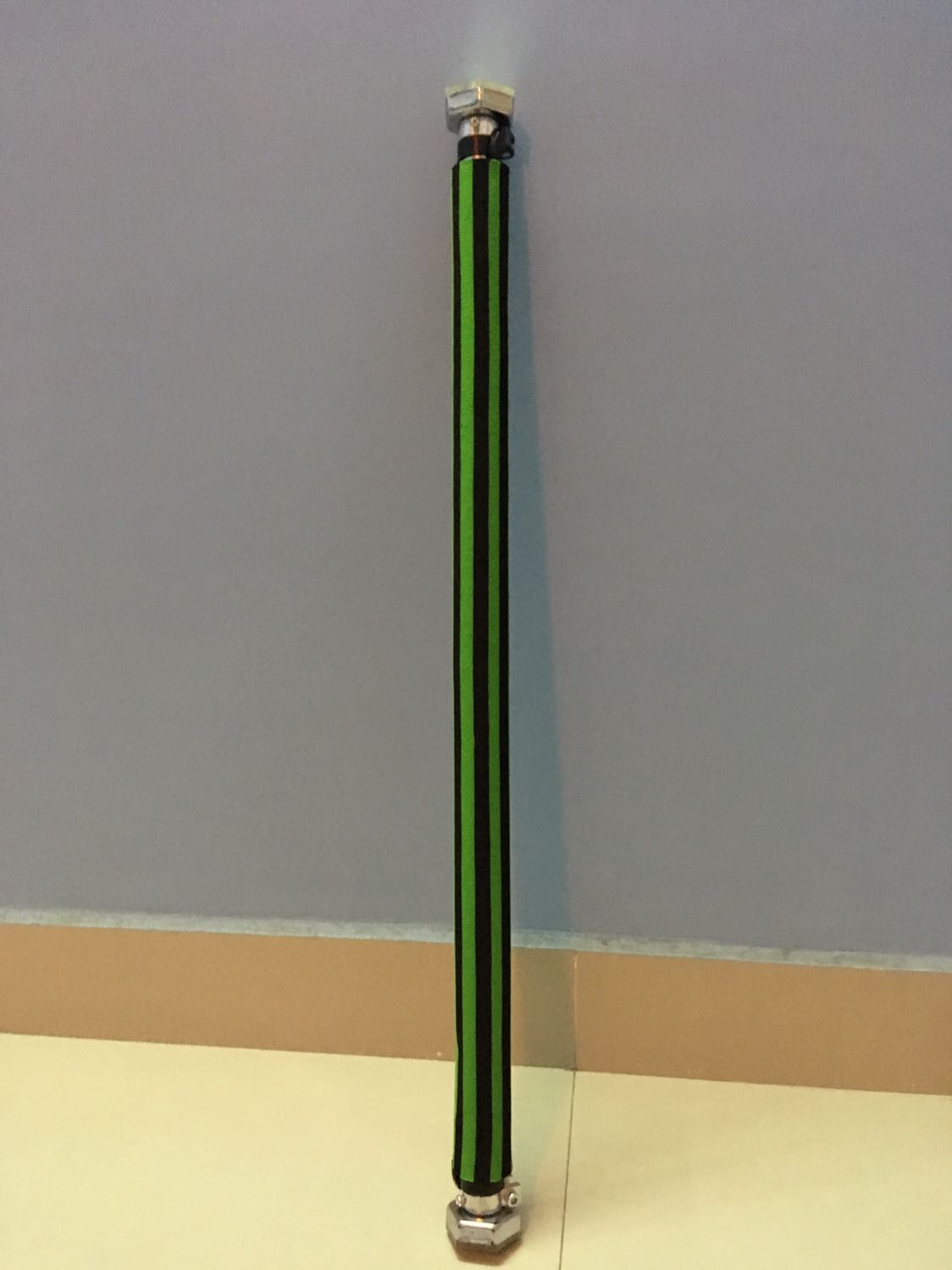 Tiki giao hàng nhanh, đóng gói cẩn thận. Xà chắc chắn, găng tay tốt.
(Y)