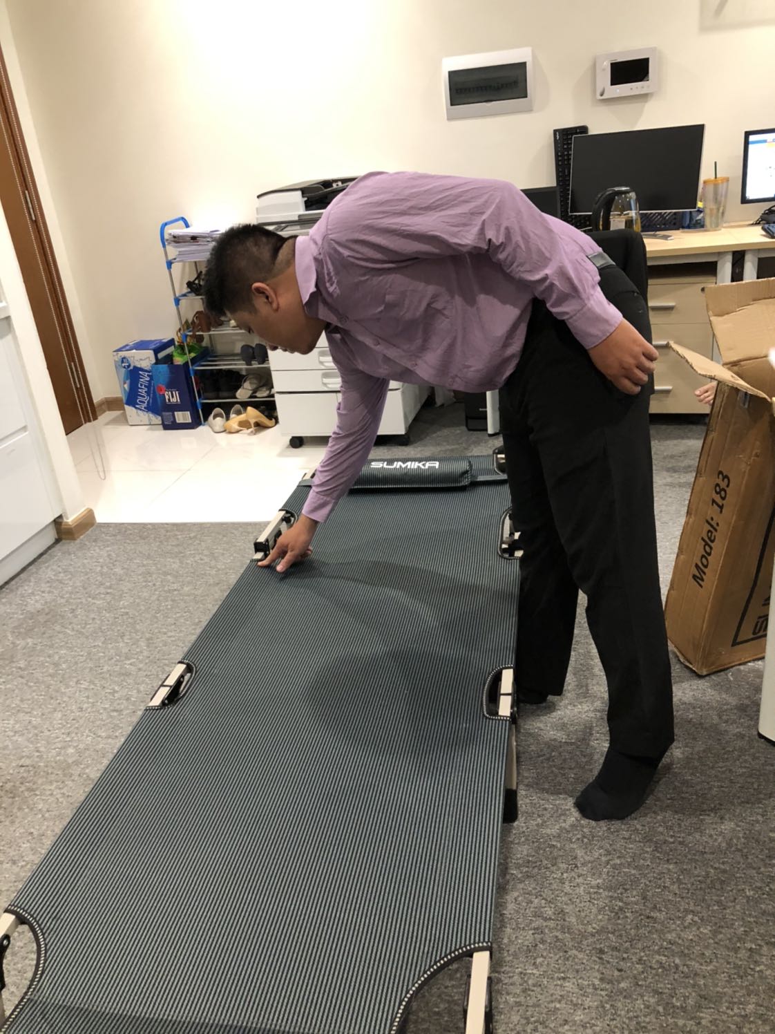 Ban đầu khui ra thấy đẹp và khá chắc chắn nhưng sau khi xài một tuần thấy 1 cây đòn phía trên bị cong nhẹ và có dấu hiệu ọp ẹp. Không biết có phải do mình 81kg nên giường bị quá tải hay không