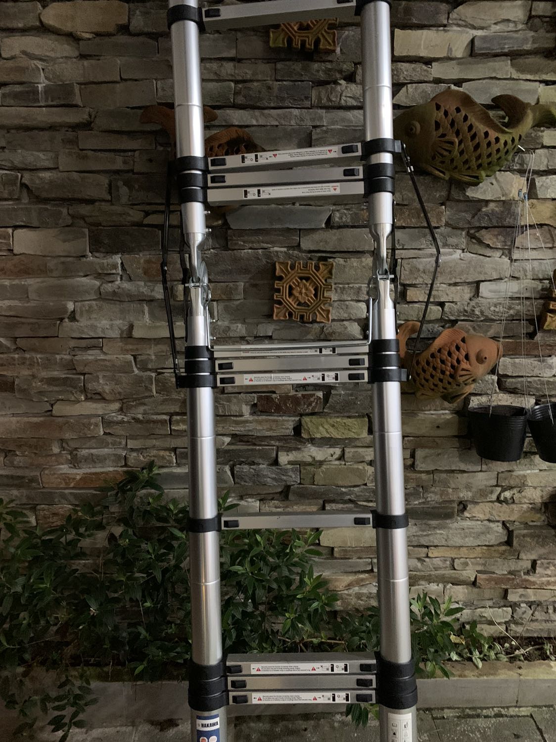 CHẤT LƯỢNG QUÁ KÉM SO VỚI QUẢNG CÁO
- Giao hàng thì quá lâu, mất cả tháng trời, sau rất nhiều lần khiếu nại, và phải liên hệ trực tiếp với đơn vị vận chuyện mới nhận được hàng. Khi nhận hàng thì thùng giấy rách, móp, phần xốp bảo vệ bị bể nát, phần thông tin người nhận bị mất hoặc không có.

- Khi dùng để chế độ duỗi thẳng dạng chữ I thì leo lên có cảm giác rung rung, chỉ sợ gẫy gập lại. Đặc biệt tôi dùng lần đầu tiên thì thanh thép nẹp bên sườn thang cong gập ra phía ngoài chứ không theo phương thẳng của thang, làm mất tác dụng giữ cho thang được chắc chắn.

- Thang khá nặng ngay cả với nam giới khoẻ mạnh mang vác vẫn thấy khó. Khi tháo lắp để dùng cũng nặng nề, khó khăn.

- Khi để chế độ chữ A thì lắc và cảm giác dễ đổ sang hai bên.

- Đề nghị tiki phối hợp với shop khắc phục cho tôi, hoặc thay thế sản phẩm mới.