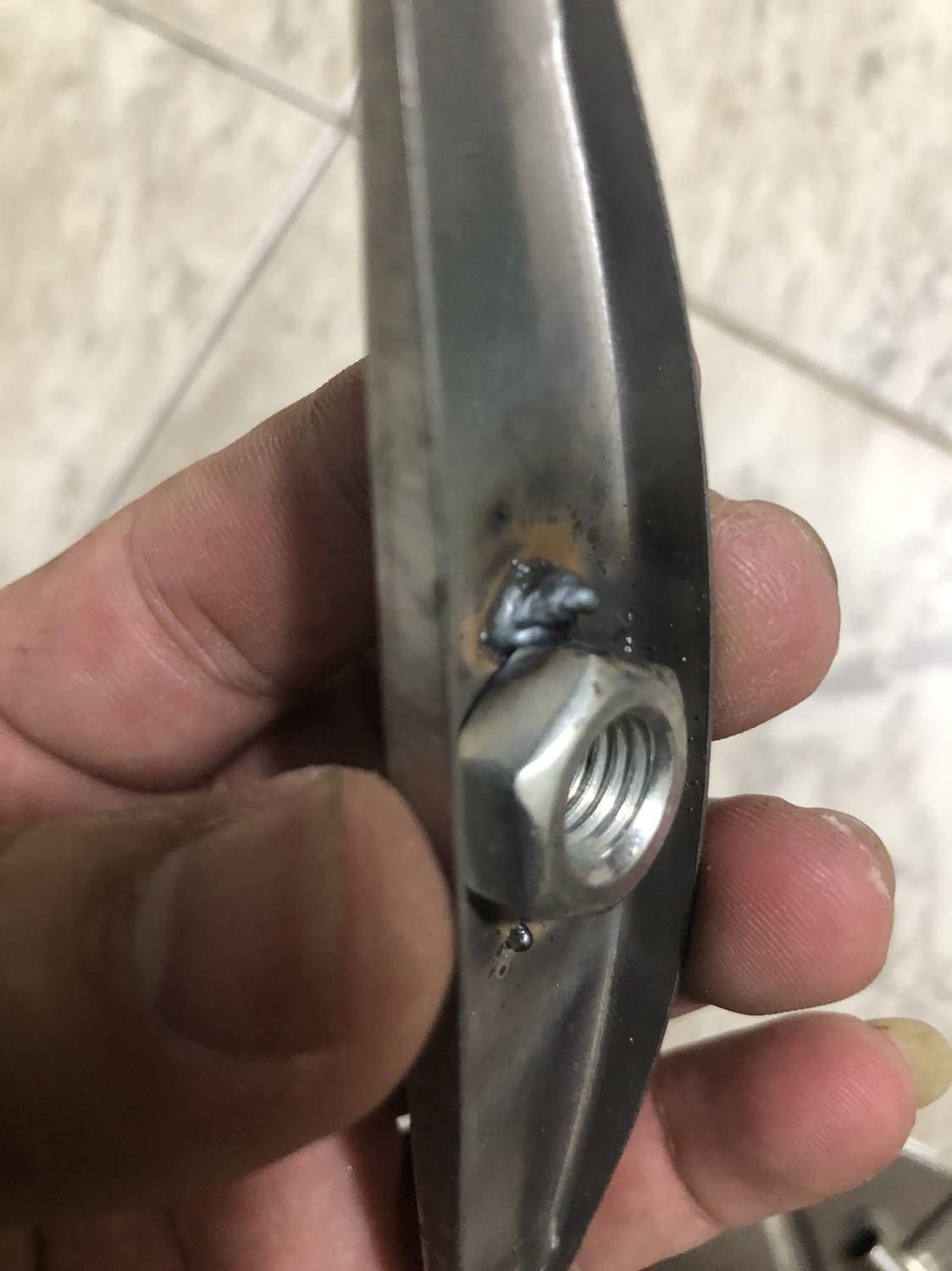 Sản phẩm làm quá tệ . 
- Tiền nào của đó thì ok nhưng ít ra cũng nên mài cho nhẵn tránh làm đứt tay ng sử dụng chứ , chạm nhẹ vào khuôn là đứt vết cắt nham nhở như *** gặm . Tiki nên xem lại cách lựa trọn nhà cung cấp . Đừng để quá nhiều nhà *** kiểu này khách hàng quay lưng lúc nào ko biết đâu . Sản phẩm thì dơ han rỉ sét .