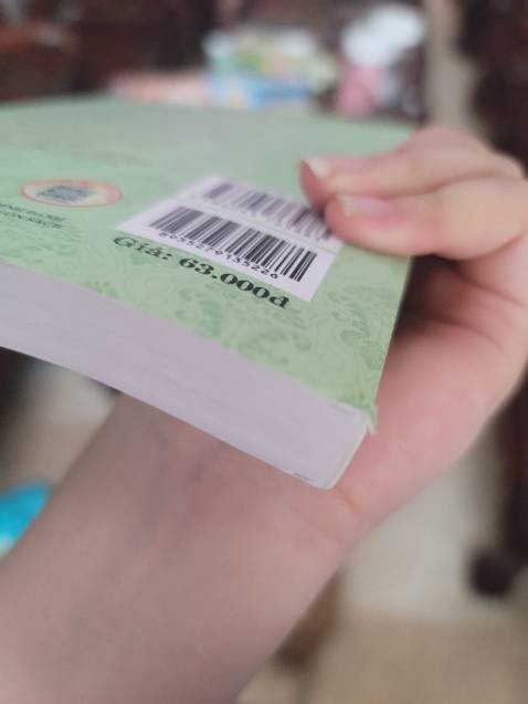 Sách không được bao bọc kĩ, bị rách và móp méo. Thất vọng!