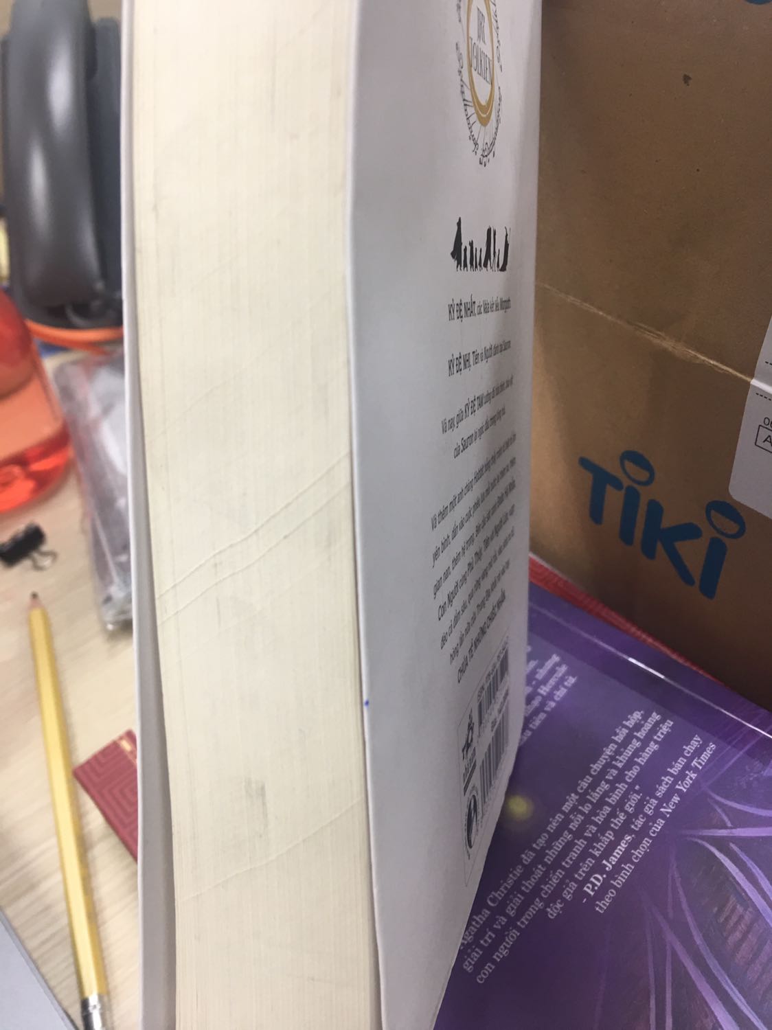 bọc sách bẩn xước có thể bỏ qua! nhưng mà sách để bẩn bụi!