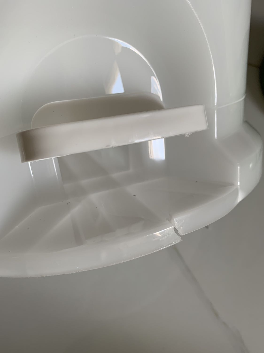 Tổng quan thì mình cho tới 5* vì thiết kế và màu sắc đẹp, sang và dễ phối với nhiều không gian khác nhau.
Tuy nhiên mình cho 2* với chất lượng vì nhận hàng bị bể chân thùng rác. Đọc nhiều review cũng hay bị bể ở vị trí chân nên đang không biết là lỗi nhà sản xuất hay khâu vận chuyển có vấn đề.
Vì bể chân cũng không ảnh hưởng mấy nên mình không cần đổi trả vì phải đợi lâu. Hơi thất vọng :(