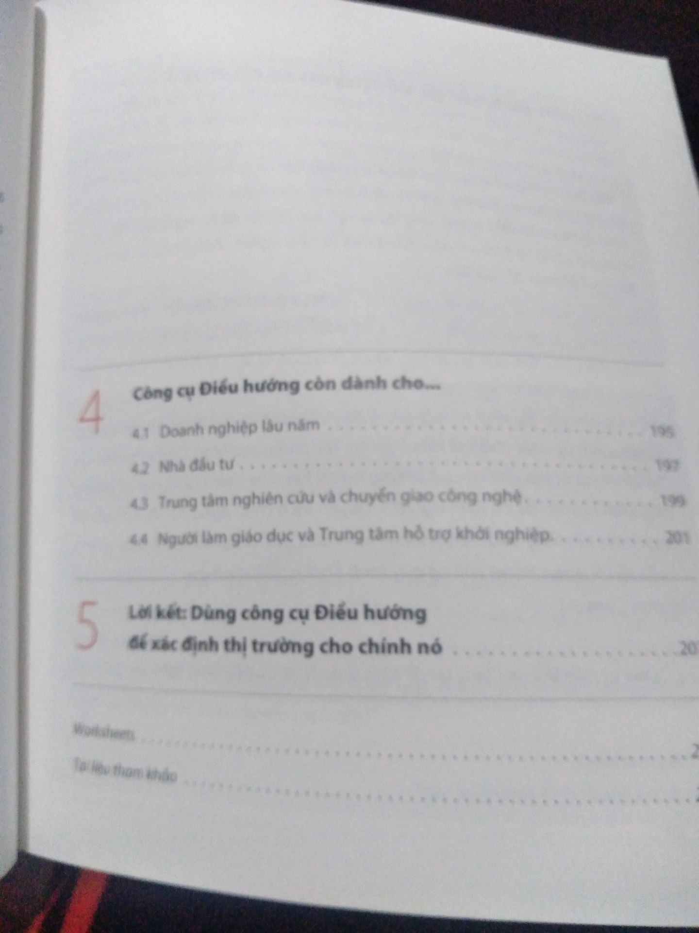 Một cuốn sách rất hay về cách xác định thị trường phù hợp. Sách in màu và được viết theo lối tư duy thiết kế nên khá dễ đọc. Nội dung có kiến thức mới và phần tổng hợp những kiến thức của các sách liên quan nhưng được gói lại một cách hợp lý.