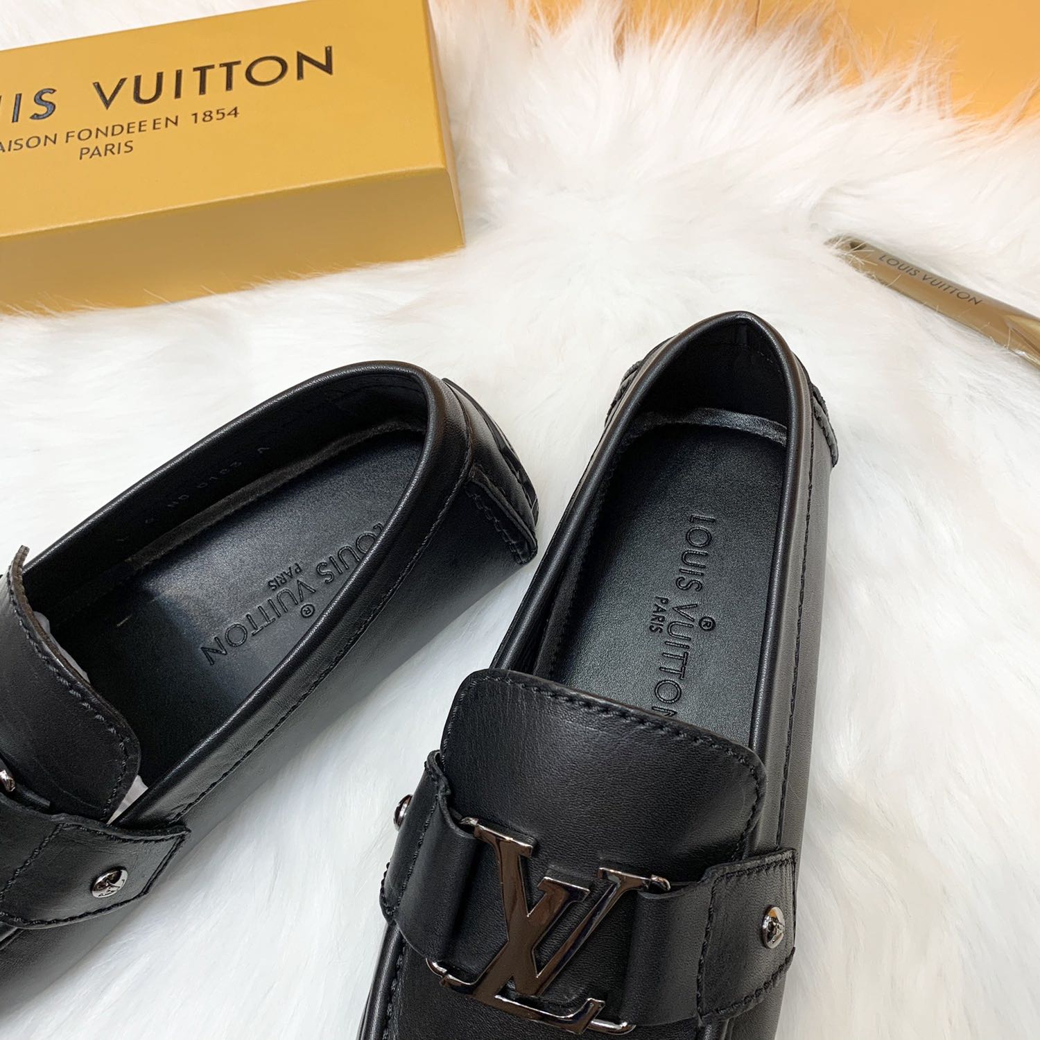 Sp đạt chất lượng .dép đẹp chắc chắn lắm .shop ưng lắm luôn mỗi tội size hơi bé đi bị chật .shop có cho đổi k nhỉ ?