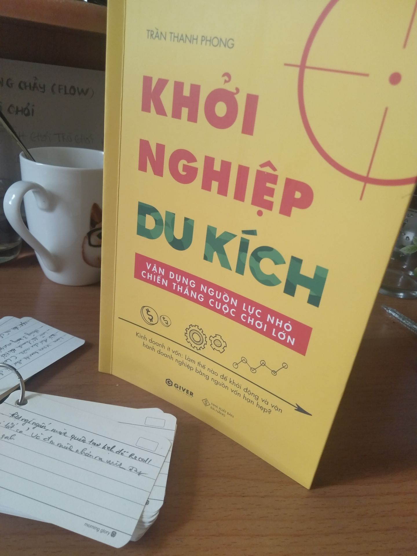 Mình vừa đọc xong quyển Khởi nghiệp bán lẻ của anh Phong, và cảm nhận ngay chương đầu là nó hay ngoài sức tưởng tượng của mình. Cách tạo lập một cửa hàng bán lẻ ra sao, săn mặt bằng thế nào, cách deal giá mặt bằng với chủ; ti tỉ những thứ liên quan đến việc sửa lại mặt bằng kinh doanh sao cho phụ hợp với mặt hàng mình bán. Cùng theo đó là các bí quyết kinh doanh thực chiến của anh. Vậy nên mình mới quyết định mua quyển sách này. Mặc dù chưa đọc hết nhưng mình vẫn muốn lên review lại để tìm hiểu sâu hơn về sự nghiệp kinh doanh của anh Phong lẫn những khóa học của anh.
Một lần nữa, xin cảm ơn anh!