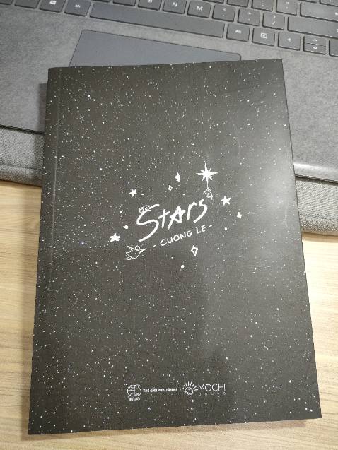 Mình biết quyển sách này qua ig, đọc bản đọc thử xong quyết định đặt về lun. 2 ngày đã nhận được sách rùi :> đóng gói siêu cẩn thận lun áa