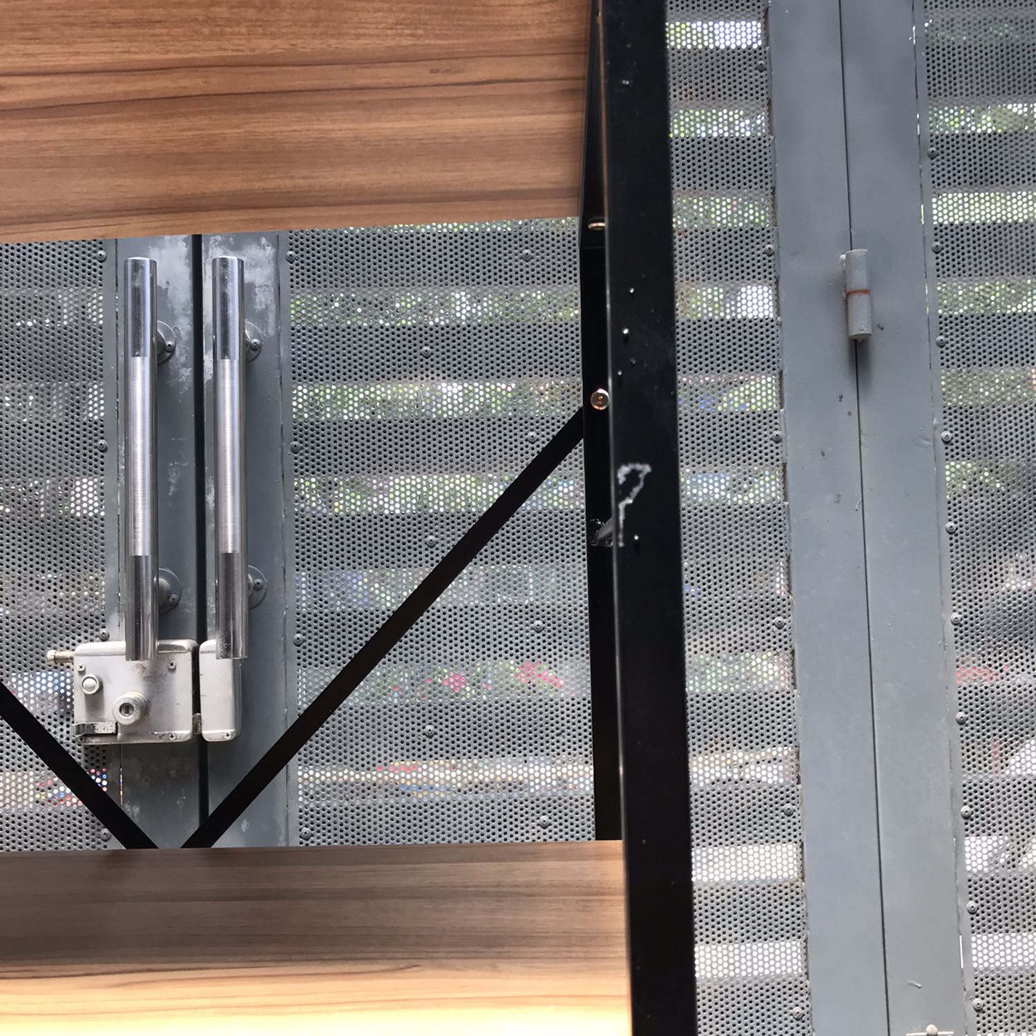 Kệ ok chắc chắn tuy nhiên không phải sơn tĩnh điện nên rất dễ bị trầy. Nếu là sơn tĩnh điện hoặc sơn dành cho sắt mã kẽm thì rất tuyệt vời Góp ý thêm là nên có thêm nắp chụp ở trên ống sắt cả bố chân thay vì chỉ có 2 chân