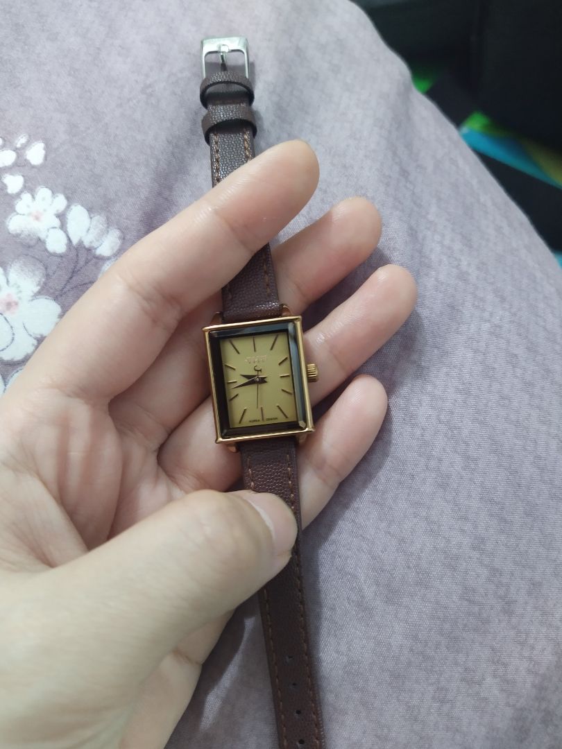 đồng hồ đẹp, giấy tờ bảo hành và hộp đầy đủ, tiki giáo hàng nhanh, nhiều mã giảm giá, mua đi mọi người :)))