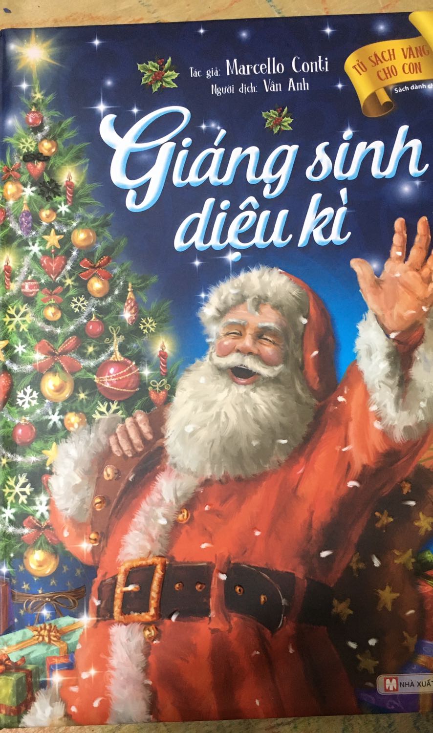 E thích nhất mùa noel nên em mua bộ sách giáng sinh , hình ảnh vẽ cực đẹp luôn . E mê lắm mặc dù e là học sinh với gương mặt phụ huynh ạ  kkkk