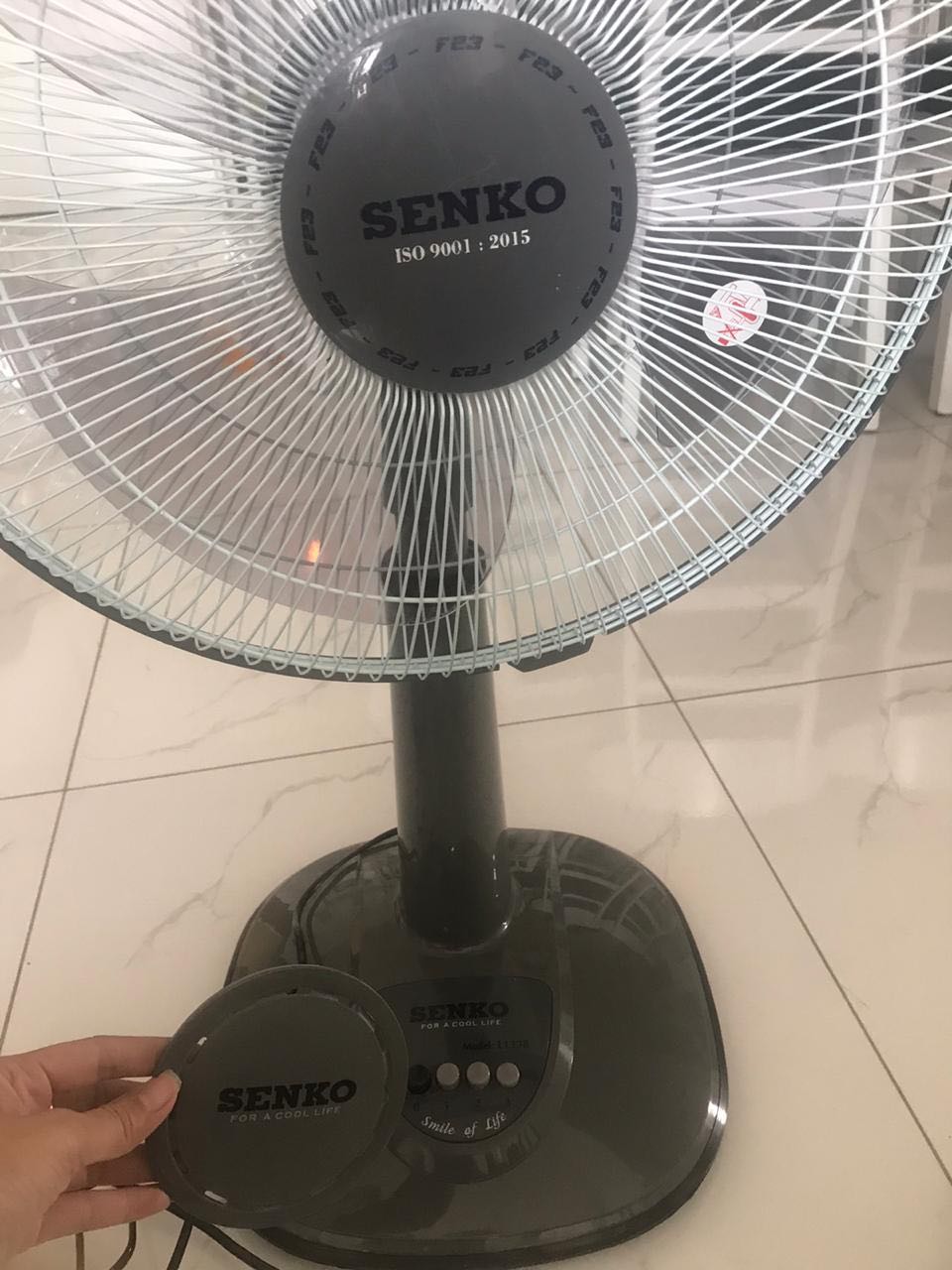 Mình rất thích hãng quạt này vì mình đã mua 2 cái dung,1cái dùng được 2 năm bị hư nên mình mua cái mới.Ko hiểu chủ Shop làm ăn kiểu gì ngày Tết mà bán cho cái quạt gãy luôn cái nắp như này,may mà mình chưa vứt cái cũ đi lấy về lắp thay thế.Bạn bán làm ơn có tâm chút,nếu hết hàng thì đừng giao nữa để mình mua chỗ khác.