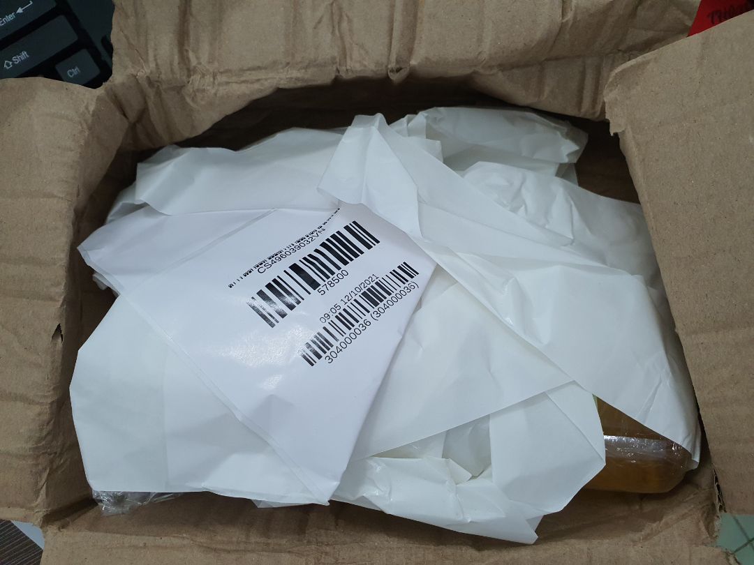 Sản phẩm đúng như bên bán hàng cung cấp. 
Tuy nhiên Tiki đóng hàng dở quá, móp méo hết cả thùng hàng.
Rất mắn là bên trong đóng gói cẩn thận. Giả sử nếu là hàng dễ vở thì sẽ thế nào?
Hy vọng Tiki sẽ sớm cải thiện trong tương lai gần.