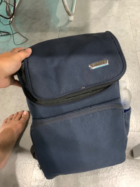 Balo chắc chắn, ngắn chứa đồ tiện, khi mở nắp cặp dễ, không phải như các loại khác.
Quai xách cũng chắc chắn, nên dùng.