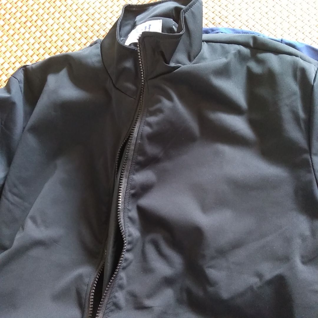 áo giá rẻ nhưng vải đẹp khá dày. vải áo xanh đẹp hơn áo đen.