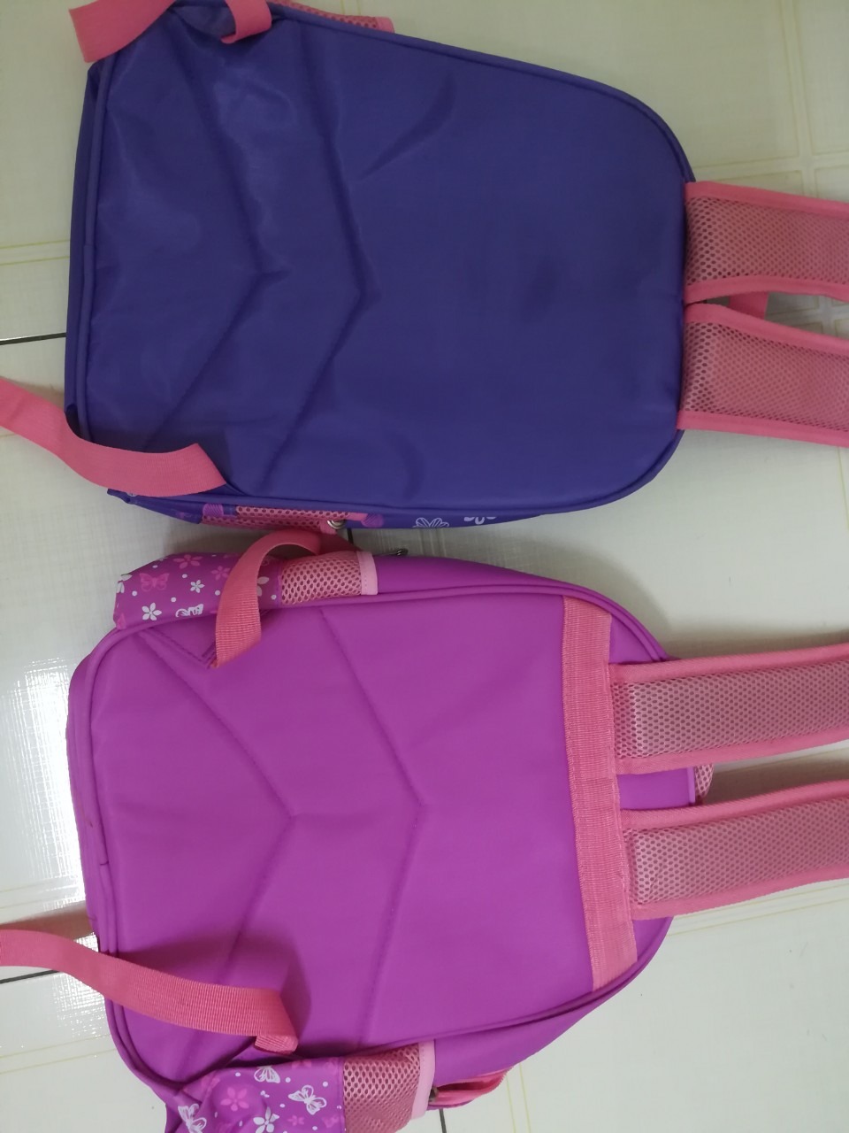 Tôi đã mua 01 ba lô màu tím của shop NATUCO thấy đẹp, hàng tốt nên người bạn nhờ mua giúp 1 chiếc y trang nhưng nhận hàng về thì hàng khác hoàn toàn từ kiểu dáng lẫn chất lượng. Màu sắc, họa tiết của ba lô ko sắc nét, đường may không kỹ lưỡng như cái trước, khóa kéo cũng không trơn bằng. Tôi lấy làm lạ mới xem lại đơn hàng thì hóa ra của nhà cung cấp KIDOS. Thật quá đáng mà, sản phẩm khác vậy tại sao a/c để cũng hình ảnh, link mua hàng lần  trước tôi mua của nhà cung cấp natuco để gây hiểu lầm cho khách. Người ta nhờ tôi mua dùm giờ thành tôi mua hàng nhái hàng kém chất lượng cho ngta, thật mất mặt quá mà… Đây tôi chụp hình cho mọi người xem , chiếc bên phải là mua trước còn bên trái là mua sau của KIDOS.