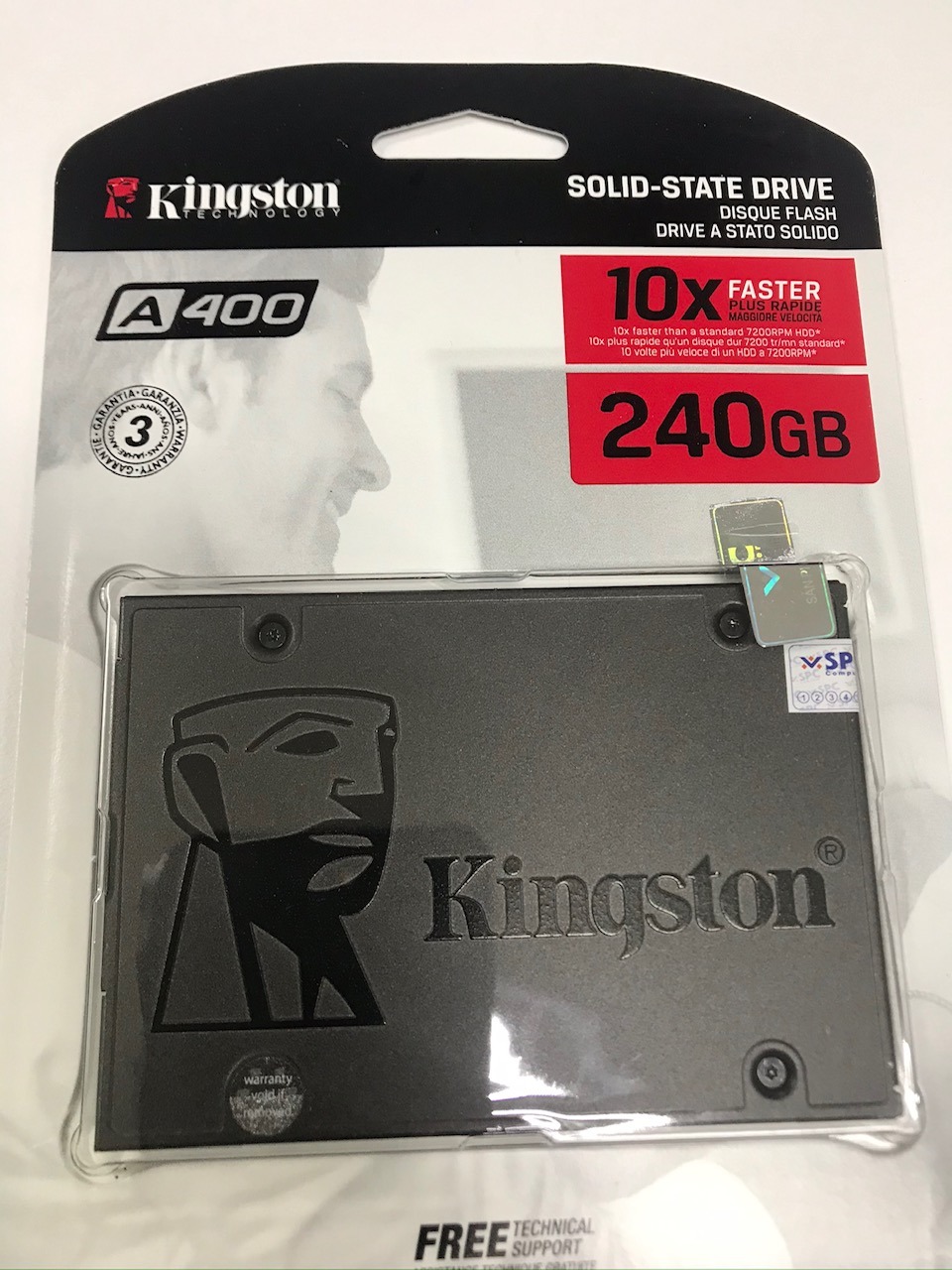 Nhận hàng kiểm tra đúng thông số và là hàng chính hãng. Nhưng cài cài đặt Win mãi không được vào phút cuối (màn hình welcome) Làm lại rất nhiều lần thử nhiều cách. Cuối cùng cũng cài được. 
Nhận xét tổng quan: Ổ cứng cải thiện tốc độ win nhanh hơn ổ đĩa cơ nhưng vẫn chưa đúng theo thông số nhà sản xuấ 10X, theo mình chỉ cải thiện thời gian khởi động và các tác vụ gấp 3 lần. Nhìn chung chấp nhận được.
Kiểm tra sức khỏe ổ SSD phần SSD Wear Indicator : 99% (mặt dù mới cài vừa sử dụng)
Ngoài ra những lợi điểm mà SSD đem lại, chạy êm không tiếng động, ít tốn pin, mát máy là thực tế. 
Cuối cùng dùng phần mềm *** tốc độ ghi đọc tốc độ cũng chưa đạt như nhà sản xuất, các đánh giá về ổ cứng SSD cùng loại trên cộng đồng mạng. Nhận hàng kiểm tra đúng thông số và là hàng chính hãng. Nhưng cài cài đặt Win mãi không được vào phút cuối (màn hình welcome) Làm lại rất nhiều lần thử nhiều cách. Cuối cùng cũng cài được. 
Nhận xét tổng quan: Ổ cứng cải thiện tốc độ win nhanh hơn ổ đĩa cơ nhưng vẫn chưa đúng theo thông số nhà sản xuấ 10X, theo mình chỉ cải thiện thời gian khởi động và các tác vụ gấp 3 lần. Nhìn chung chấp nhận được.
Kiểm tra sức khỏe ổ SSD phần SSD Wear Indicator : 99% (mặt dù mới cài vừa sử dụng)
Ngoài ra những lợi điểm mà SSD đem lại, chạy êm không tiếng động, ít tốn pin, mát máy là thực tế. 
Cuối cùng dùng phần mềm *** tốc độ ghi đọc tốc độ cũng chưa đạt như nhà sản xuất, các đánh giá về ổ cứng SSD cùng loại trên cộng đồng mạng.
