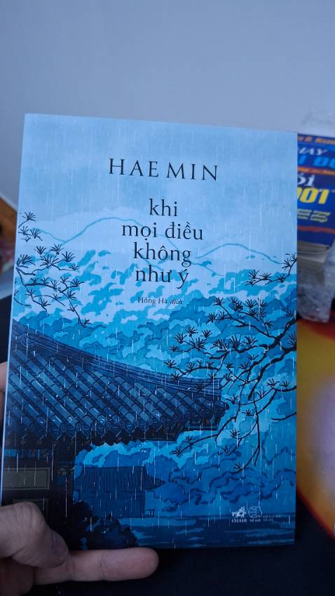 Mình vô tình thấy được cuốn sách này khi đang lướt tiki , và lúc đó mình cũng đang ở trong hoàn cảnh của tựa đề cuốn sách này nên mình đã quyết định mua . Kh biết là có thể tìm được giải pháp hay không , nhưng nếu đọc bằng suy nghĩ chậm thì chắc có thể thấu được!!