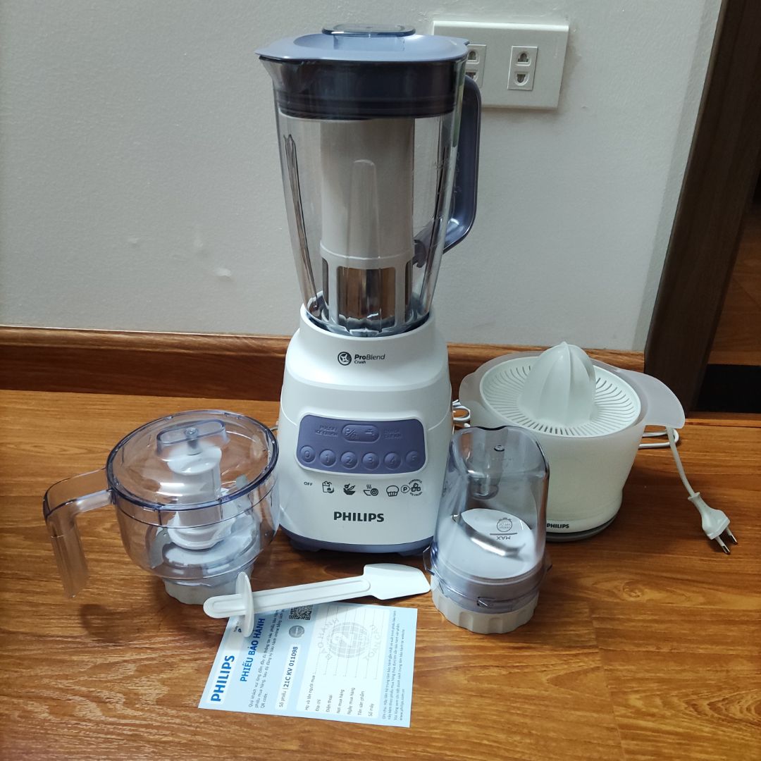 Tiki giao hàng nhanh hơn dự kiến, 1 kiện đầy đủ cả máy xay và quà tặng là máy vắt cam, hộp nguyên vẹn không móp méo gì. Máy xay đầy đủ phụ kiện. Xay khá khoẻ, hơi ồn. Đã thử làm sinh tố bơ và sữa hạt sen: Sinh tố bơ nhuyễn mịn như ảnh khá nhanh, chỉ cần dùng số 2. Hạt sen tươi ngâm 4 tiếng còn khá cứng thì xay số 5 khoảng 1 phút cũng rất mịn. Máy vắt cam tặng kèm thì tốt khỏi nói, trước mình đã mua một lần rồi và ở nhà vẫn đang dùng. Rất hài lòng! ?