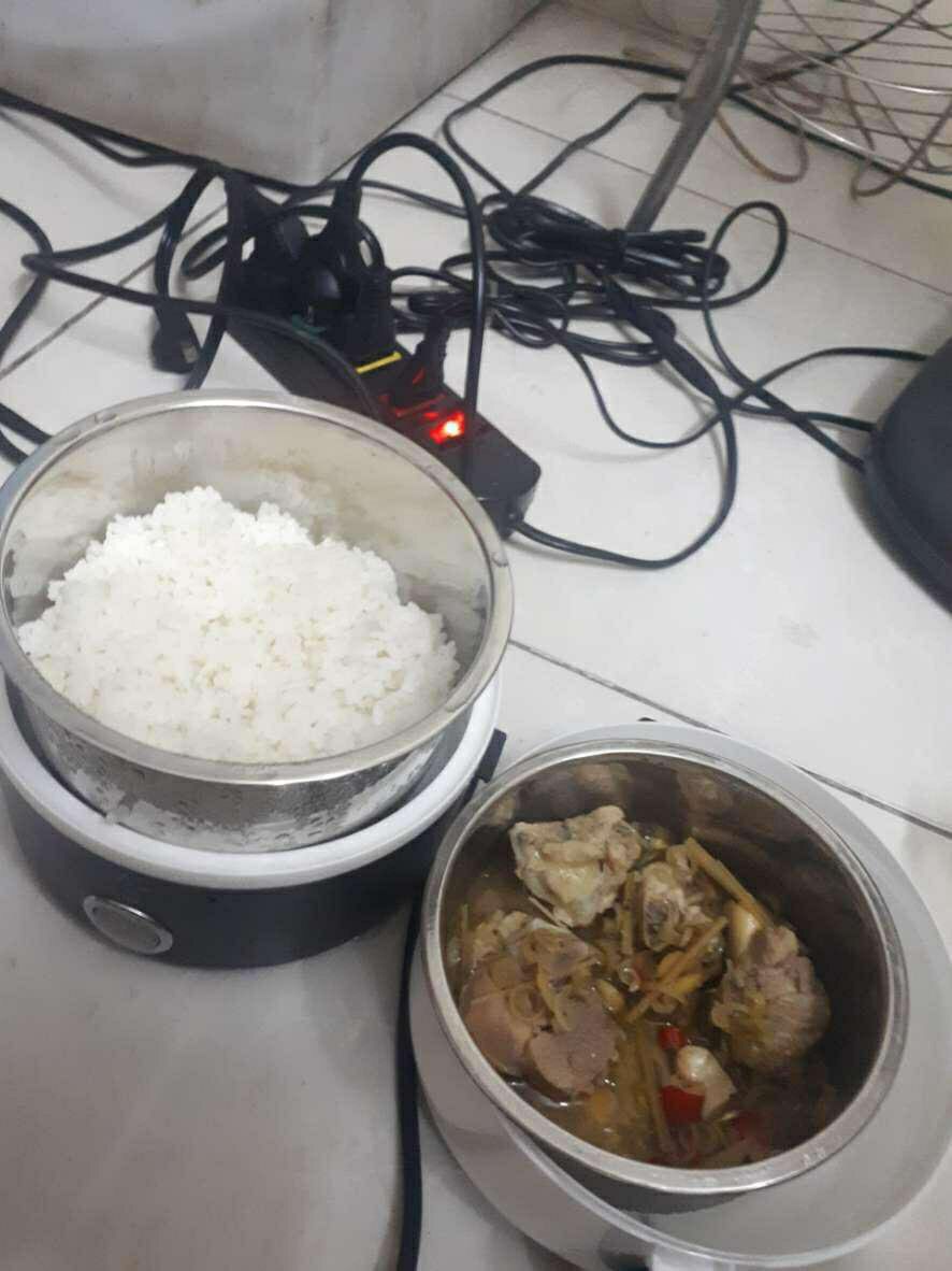 shop đóng gói cẩn thận, giao hàng nhanh, thích nhất điều này. hộp cơm khá xịn sò, phụ kiện đấy đủ. nấu tầm 5 7 phuat là sôi rồi..