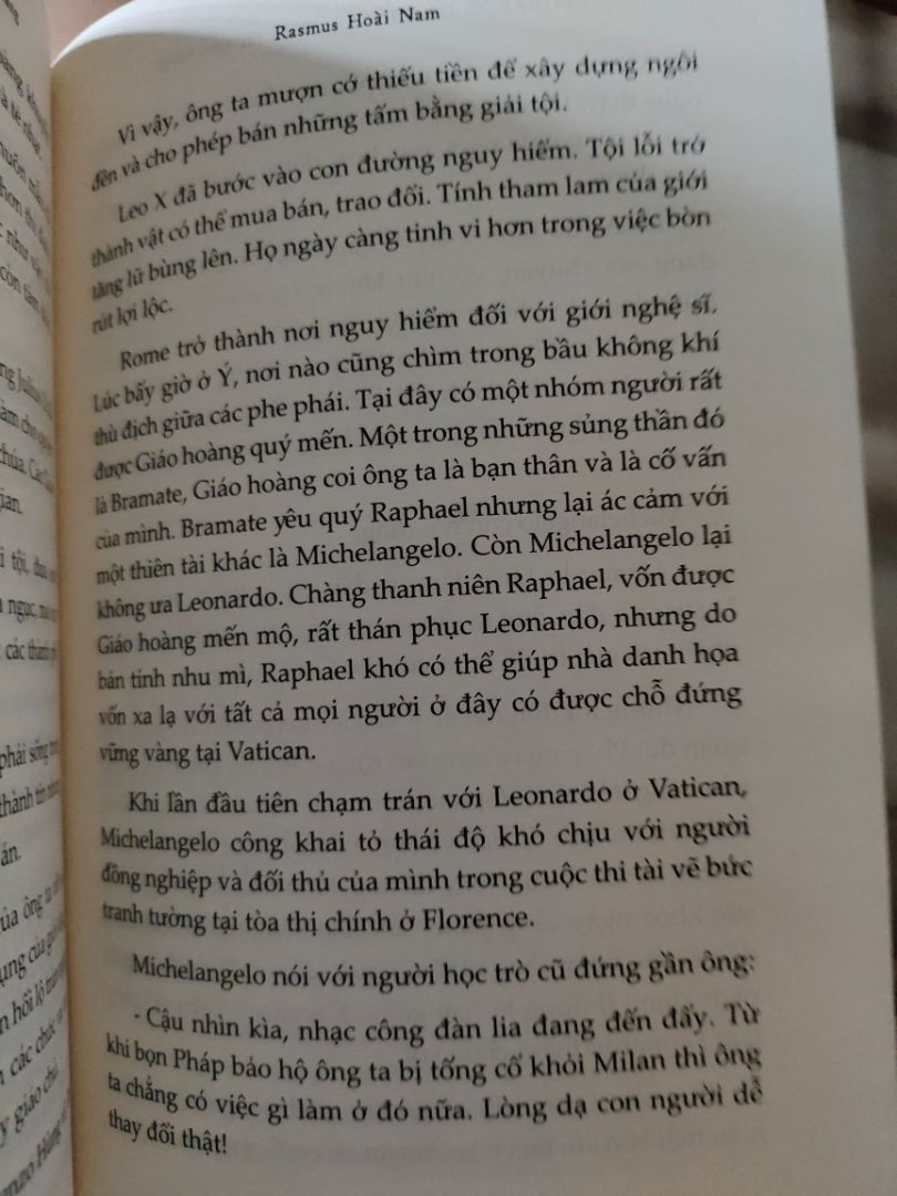 2 sao cho nội dung thiếu xác thực, sai lệch về tôn giáo và tôi cho rằng có cả cá nhân hành vi công kích tôn giáo của tác giả. "Hồng y giáo chủ" là thuật ngữ trong sách nào mà dùng để gọi chức vị Hồng Y? Hay là do tác giả Rasmus Hoài Nam đã xem quá nhiều phim kiếm hiệp Trung Quốc tưởng tượng ra?