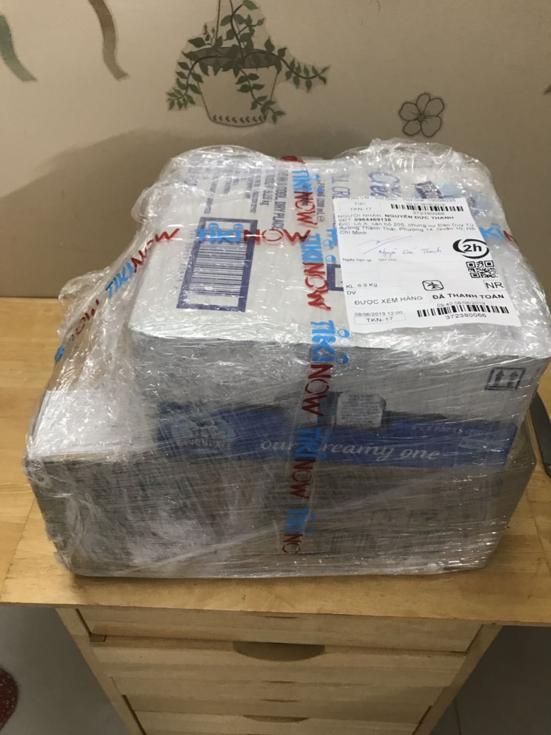 Đóng gói lỗi hoặc do vận chuyển sóc nảy nên khui ra thấy sữa bị loang ra ở 2 lốc. Cụ thể bị hộp nào vẫn ko rõ lắm... 
Tiki phụ thu phí cồng kềnh 11k/đơn hàng (thùng ko lớn lắm) mình ko nói gì, nhưng để sữa bị loang như này phải xem xét lại.