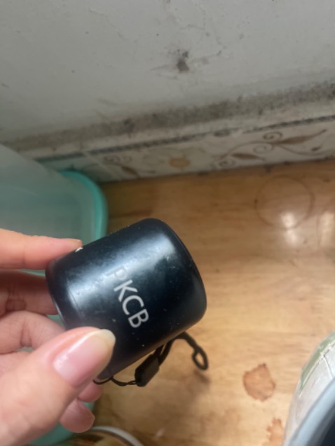 Chưa kịp mở lên mà cầm cái vỏ loa bị chảy nhựa hay gì nhớt dính hết vào tay khó chịu quá nhìn cái loa nó nhem nhuốc kinh âm thanh thì tiền nào của đó