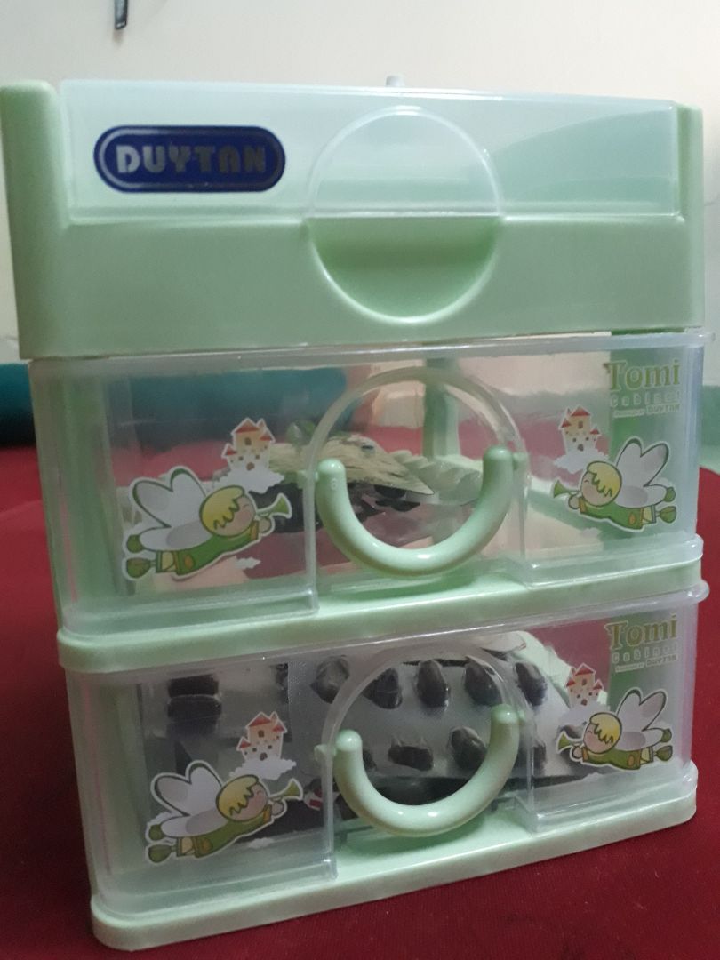 Sản phẩm được đóng gói đơn giản, chỉ có bọc nilon bên ngoài và không có hộp đựng. Rất may sản phẩm vẫn còn nguyên vẹn khi giao tới người mua hàng. Thiết kế tủ mini rất dễ thương, có 3 ngăn nên đựng được nhiều đồ vật khác nhau. Sản phẩm được đóng gói đơn giản, chỉ có bọc nilon bên ngoài và không có hộp đựng. Rất may sản phẩm vẫn còn nguyên vẹn khi giao tới người mua hàng. Thiết kế tủ mini rất dễ thương, có 3 ngăn nên đựng được nhiều đồ vật khác nhau.