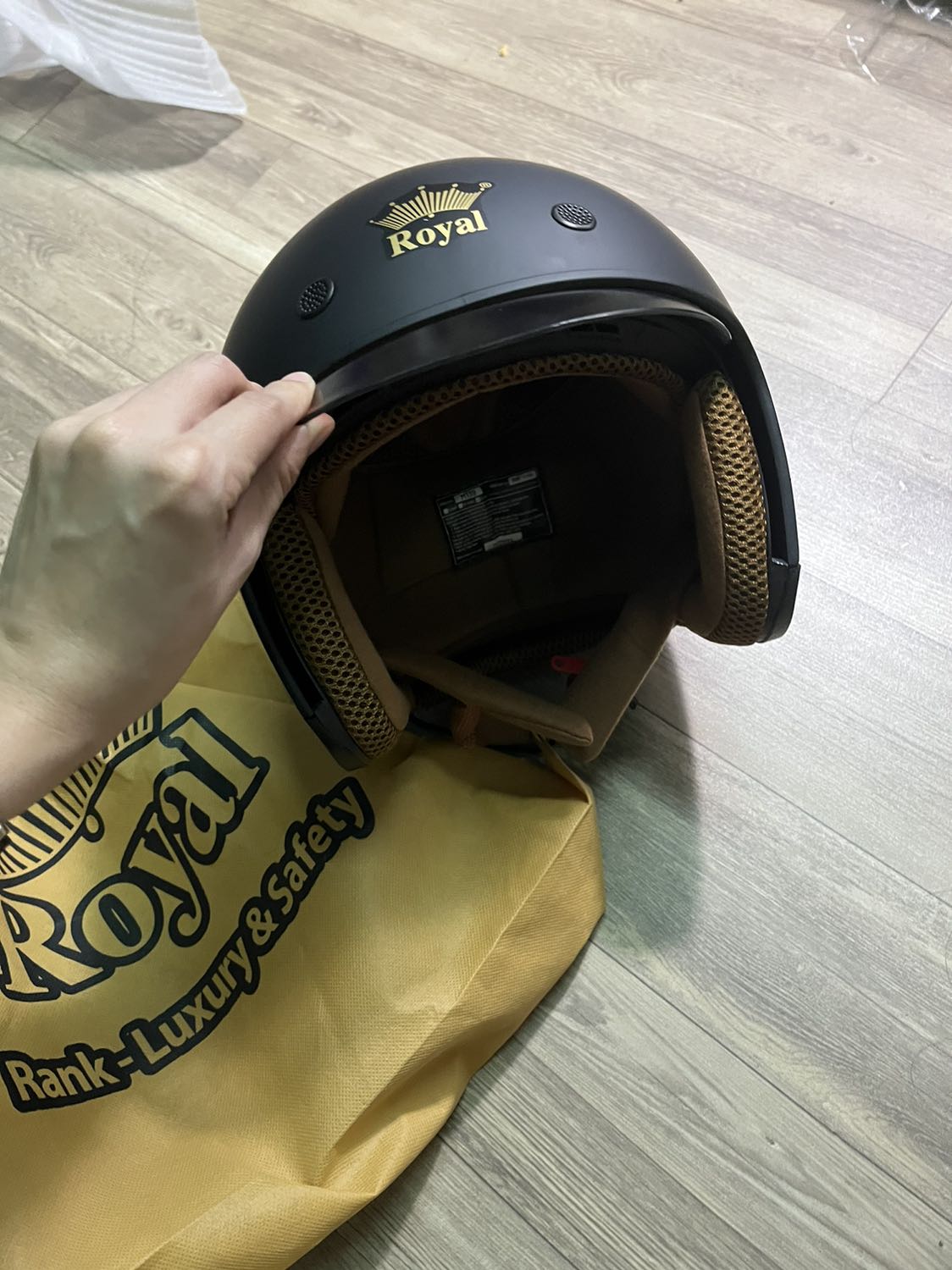 hành quá tốt so với giá! xịn sò lắm nhé, bạn mình thấy ok quá nên nhờ đặt mua giúp 1 cái! mình mua để đi xe máy về quê dịp tết, sợ ko kịp giao nên có nhắn shop nhờ đi đơn sớm! shop rất nhiệt tình và mình đã nhận hàng sớm hơn dự kiến tận 4 ngày! cảm ơn shop! cảm ơn shop! sẽ ủng hộ lần sau