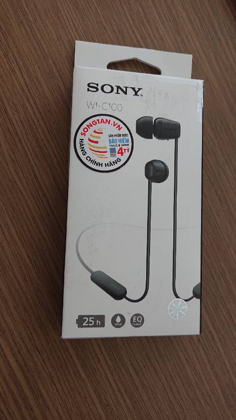 Âm thanh nghe ổn
Giao hàng đúng thời hạn
Pin và độ bền thì phải xài thời gian rồi mới biết
Không có dây sạc đi kèm. Bất tiện! 
Tuy nhiên, hàng ghi mới sản xuất tháng 7/2022, nhưng check mã vạch k lên, dù trên sản phẩm có rất nhiều mã vạch😍🙃😃😃🙃😃🙃