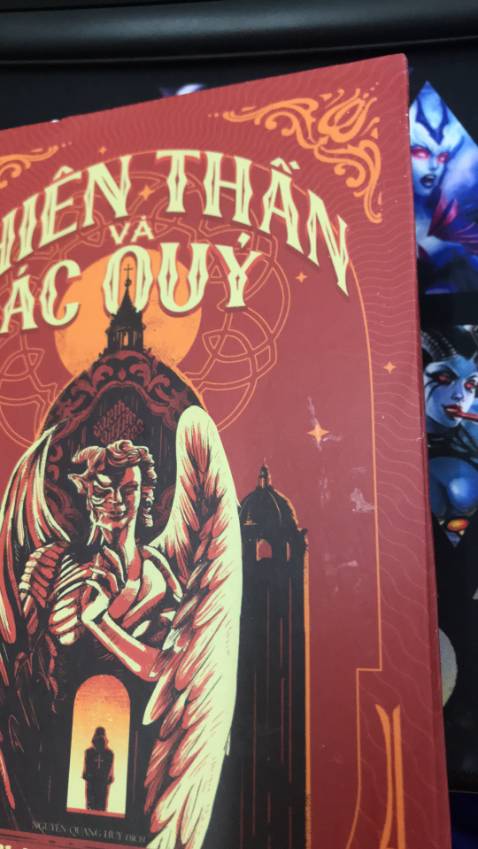 Đóng gói không cẩn thận, sách bị móp góc, dính keo, hỏng bìa
Mình đề nghị Tiki nên xem lại khâu đóng gói sản phẩm : luôn luôn chỉ có mỗi cái hộp trống không, không bao giờ có túi chống sốc như *** hay ***
Mình mua sách để có được quyển sách tốt nhất và đẹp nhất với trải nghiệm tốt nhất chứ không phải đi xin để có một trải nghiệm không vui như thế này