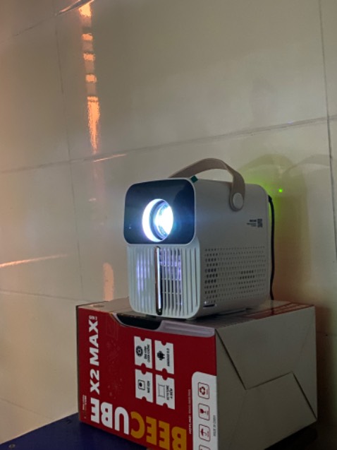 Hình ảnh khá tốt. Nhưng phải tắt điện có điện thì hơi mờ. Âm thanh cũng lớn.  Ko pit bền ko