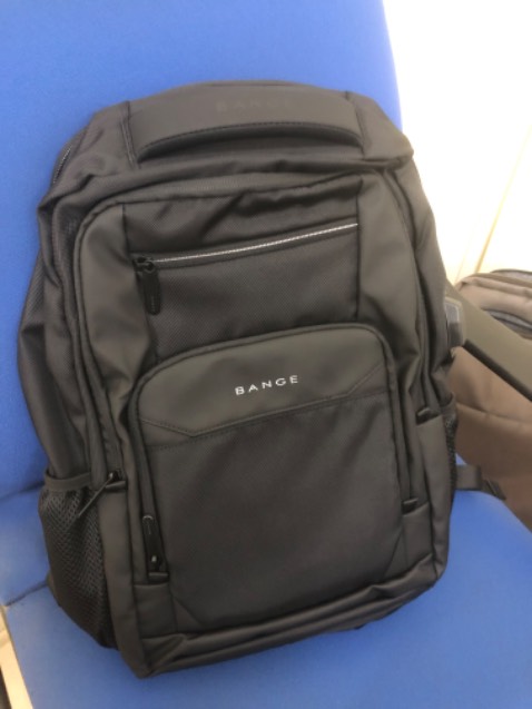 Kiểu dáng đẹp, chất liệu tốt. Dây kéo khoá êm. Chưa biết độ chống thấm nước thế nào thôi.