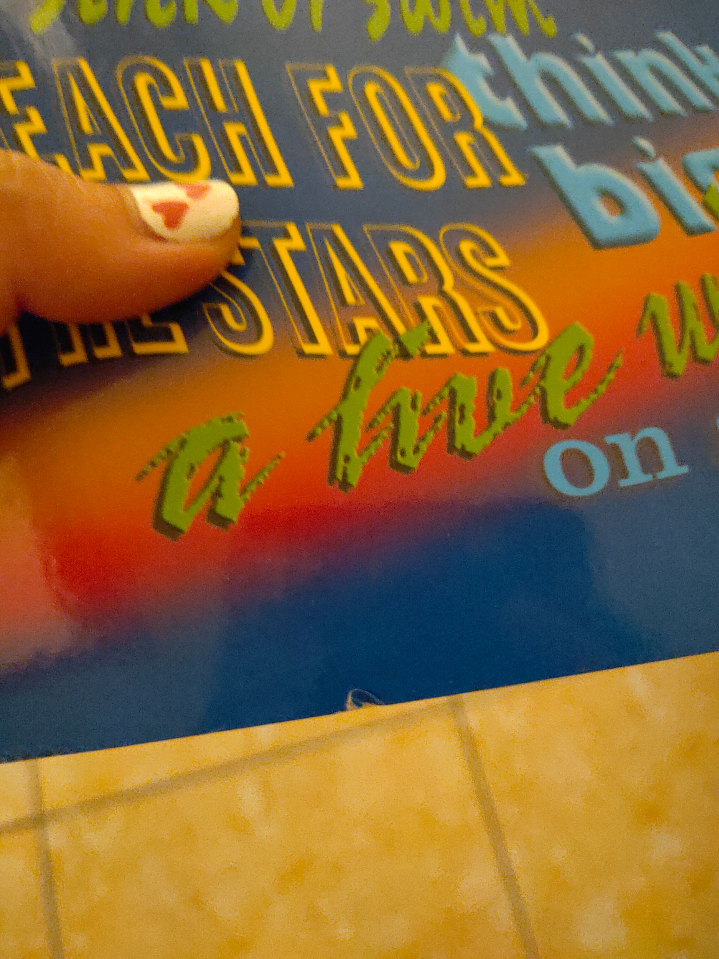 Cuốn sách nhỏ gọn nhưng chữ bên trong vẫn khá to và dễ nhìn. Sách gửi từ HN vào nhưng tiki giao hàng rất nhanh. Đến tay mình sách vẫn còn nguyên bọc kính bên ngoài, tuy vậy vẫn có chỗ bìa bị rách nhẹ nhưng không sao ạ.
Còn về nội dung, cuốn sách này mỗi từ đều có đi kèm phiên âm nhưng không giải thích nghĩa của từ mà chỉ giải thích cho cái idiom nên dùng kèm thêm cuốn Advance. Sách khá hữu ích cho các bạn cần nâng cao khả năng đọc, viết.