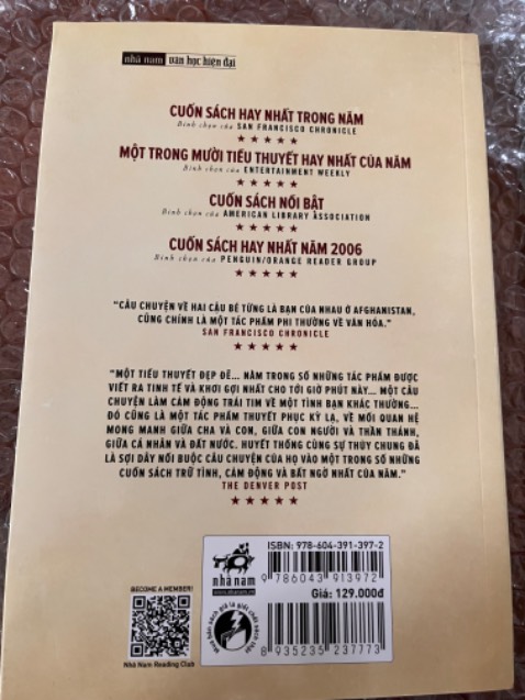 Mấy lần mua tiki thì sách cũng chỉ có bọc chống sốc kĩ càng thui, phần này thì tui cộng điểm nè. Cơ mà tại 2 cuốn mua cùng seal còn căng đét kĩ càng nên đến cuốn này thấy trống hoác hơi hụt hẫng xíu hoi, cứ nghĩ là ít nhất cũng có bookmark nhma hổng có lun: