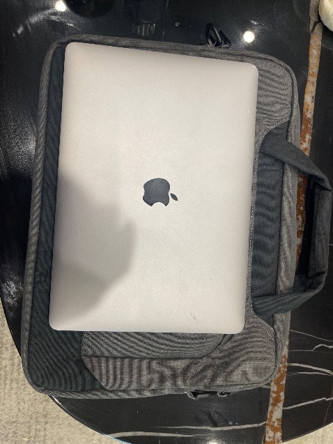 Tôi có chút thất vọng khi nhận sản phẩm. Tôi đặt mua túi cho laptop 14in nhưng khi nhận và sử dụng mới nhận ra đây là túi 15,6 in. Chất lượng túi thì không tệ.