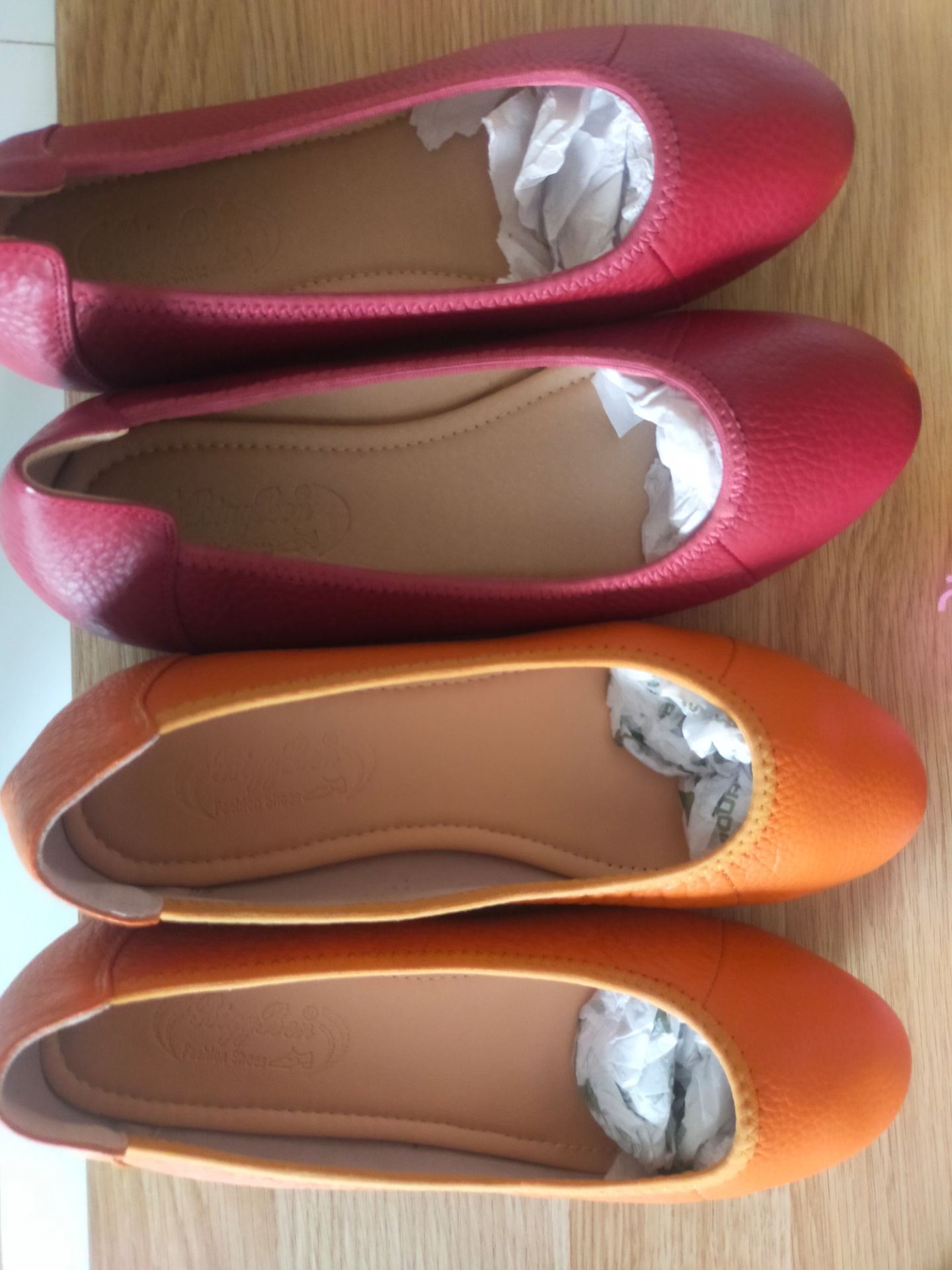 giày rất đẹp. 1 điểm trừ là mình mua 2 đôi nhưng shop chỉ cho 1 cái hộp. Mình lại rất thích bảo quản giày trong hộp.