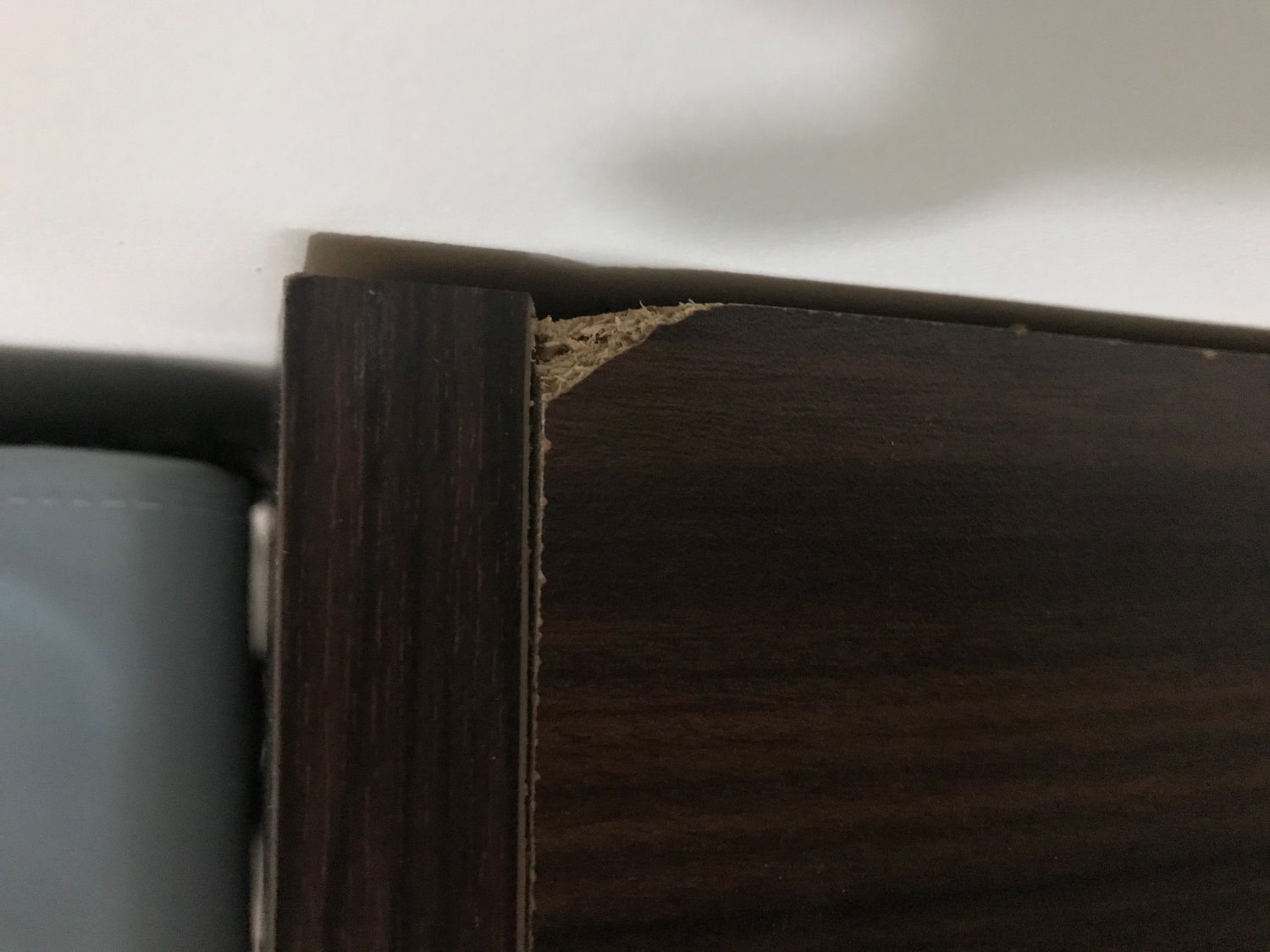 Bên đó giao cho mình cái tủ cũ mèm, trày và bong tróc như hình. Hơn nữa sản phẩm cũng không hề giống hình. Tiki nên dẹp mấy đối tác kiểu như vậy để không thôi mất khách hàng là chắc chắn. Hàng mới mua giờ mình bắt đền ai đây Tiki?