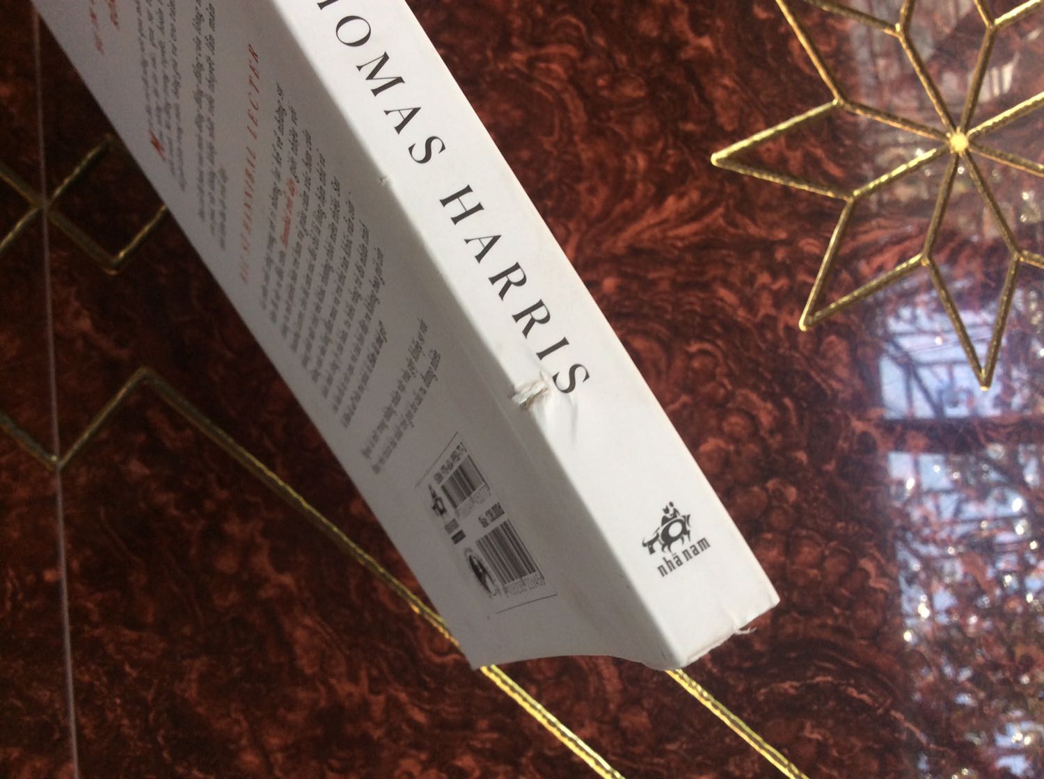 Mình đặt mua hôm 25/6 và vẫn như tác phong của Tiki, giao hàng rất nhanh. Nhưng lần đầu tiên mình bị trường hợp như thế này. Sách rất bụi, còn dính cả vết xước đen to đùng ở mặt sau sách. Bên trong thì có trang bị gấp mép. Từng đây lỗi mình có thể bỏ qua cho đến khi mình thấy gáy sách có vết cắt?!?! Cuốn này chỉ mới phát hành gần đây, chẳng lẽ đã thành hàng tồn kho rồi?! Mình rất thích đặt sách ở Tiki và mình sẽ tiếp tục ủng hộ. Nhưng sự đặc biệt thất vọng này thì mình phải nói ra! Hy vọng trong tương lai sẽ không gặp trường hợp như này nữa.