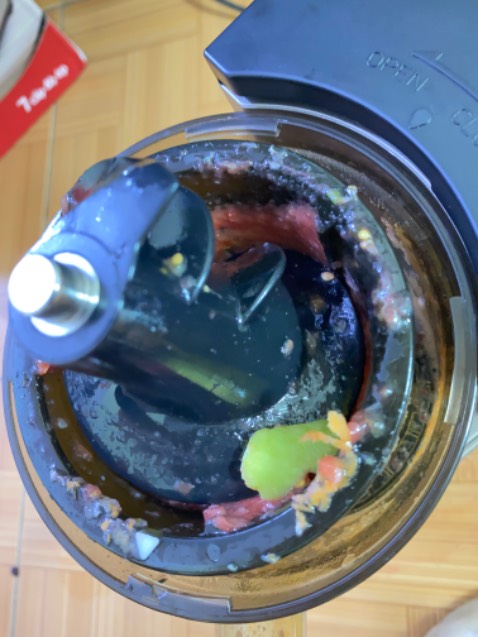 + Tiki sale đậm.
+ Máy ép dung tích lớn (1l), kích thước to.
+ Tra hướng dẫn trên mạng thì cũng dễ dàng lắp và sử dụng.
+ Dễ dàng vệ sinh
- Đóng gói quá cẩn thận: rất nhiều nilon bọc ngòi 🥲🥲🥲
- Ép không được kiệt nước lắm, nhất là khi ép cà chua sẽ thấy rõ bã cà chua còn nhiều nước bỏ nấu canh lại được 😂
- Trên tiki bổ sung thêm hướng dẫn lắp sản phẩm sẽ tiện xem hơn.