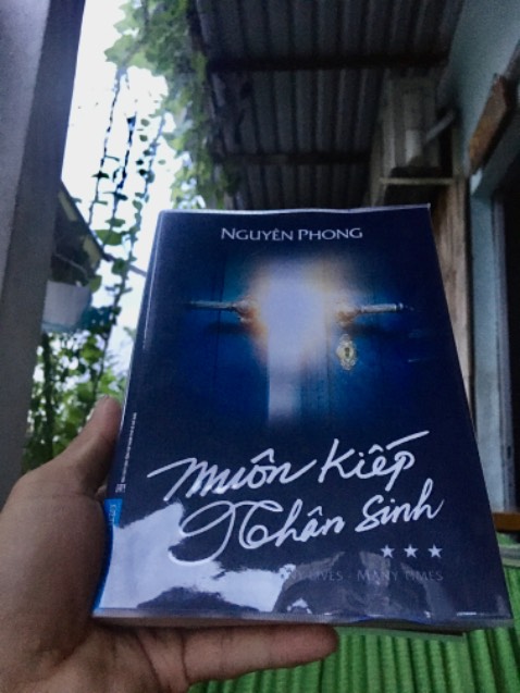 1 chuyến phiêu lưu qua từng trang sách
1 cuộc dạo chơi qua từng đoạn văn
1 dịp chuyện trò dõi theo từng câu chuyện
1 lời gợi mở như được dặn dò riêng
1 chân trời mới mở ra thế giới mới 
1 chút đắm say tha thiết mặn mà
Khó nói nên câu, giãi bày thành tiếng
Ở một nơi chỉ những người đọc sách mới chạm tới…

Hữu duyên nên đọc trọn bộ 3 tập…