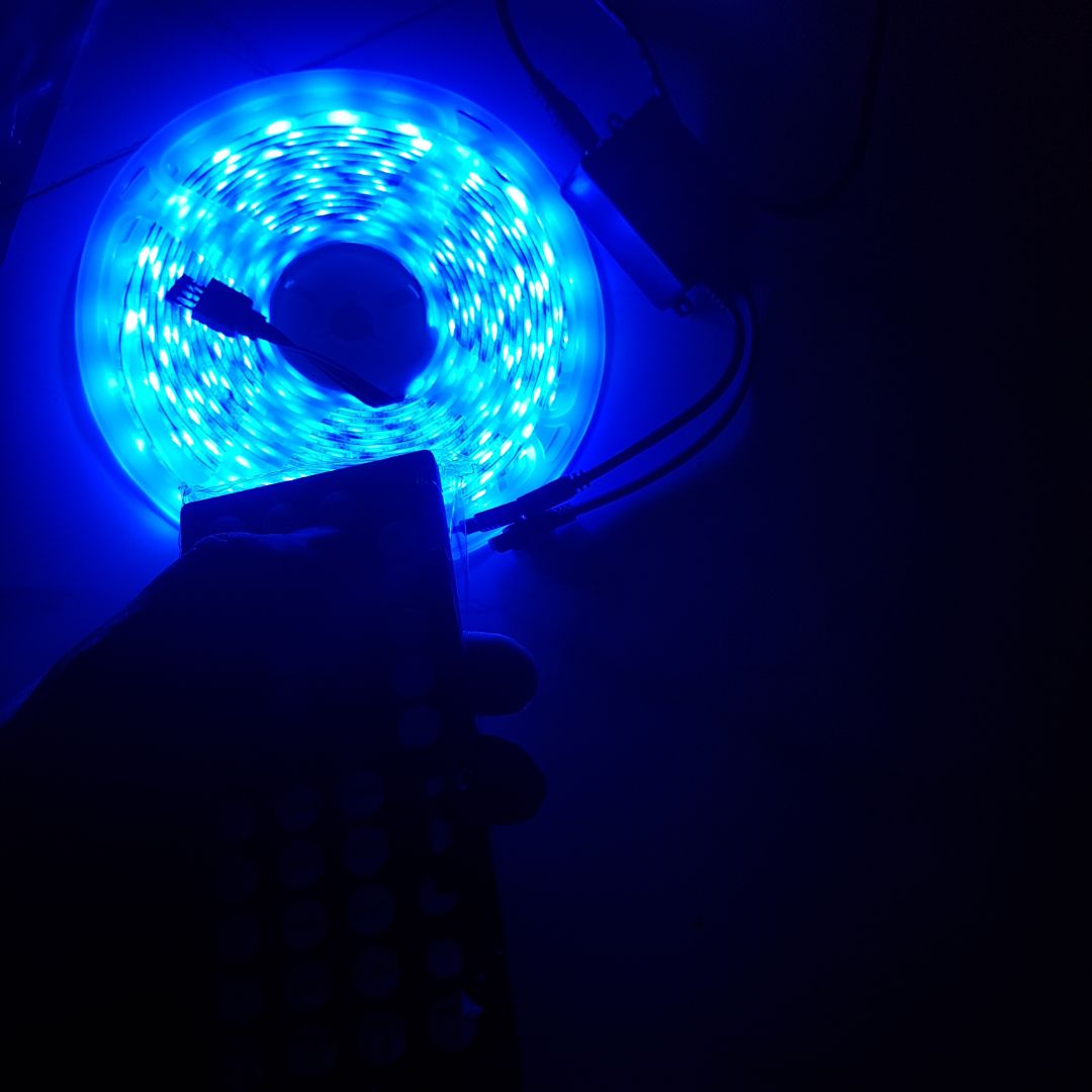 Đèn quá chất. Chọn được nhiều màu đứng yên, nhiều chế độ nháy với chuyển màu. Thích nhất chế độ đồng bộ nhạc. Đèn nhìn khá xịn xò chắc chắn. Cho 10 sao nha.