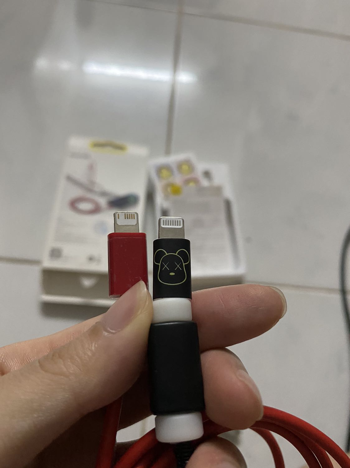 Giao nhanh, gói ổn. Xài đc 1 thời gian kèm củ sạc của Baseus luôn thì thấy ổn, sạc nhanh, có miếng dán giữ không rối rất tiện lợi, được tặng sticker và mã QR trên hộp để check chính hãng, mà chỗ đầu cắm lightning nó khác với cọng sạc đi kèm iphone, chỗ mấy vạch vàng (không biết gọi là gì) còn bị trống 1 vạch nữa làm mới đầu tưởng bị lỗi hay gì, cắm sạc thì thấy ổn và nhanh, để xài thêm thời gian nữa xem sao, nói chung là hài lòng