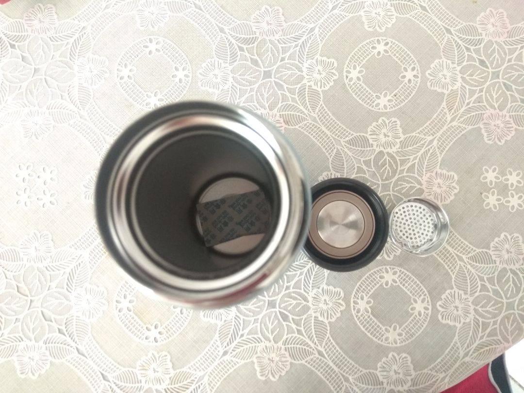 Với mức giá này thì tốt hơn mong đợi. Nhiều khi tốt ngang cái lock and lock. Bên ngoài xanh dương nhìn sang. Thử đổ nước sôi vào thì từ 9h nước sôi tới 6h chiều vẫn nóng bốc khói. 10/10 . Banana for scale