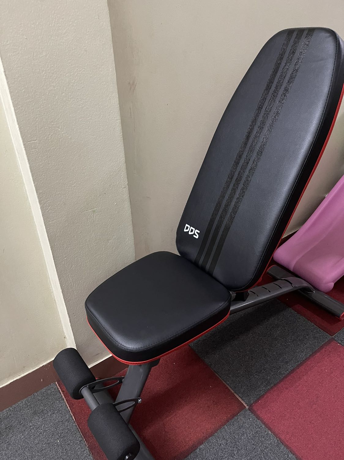 Ghế dễ sử dụng, đệm êm & chắc chắn. Cũng nhẹ so với mình tưởng tượng. Phần chốt của đệm lưng nếu khoá lại được thì tốt Ghế dễ sử dụng, đệm êm & chắc chắn. Cũng nhẹ so với mình tưởng tượng. Phần chốt của đệm lưng nếu khoá lại được thì tốt