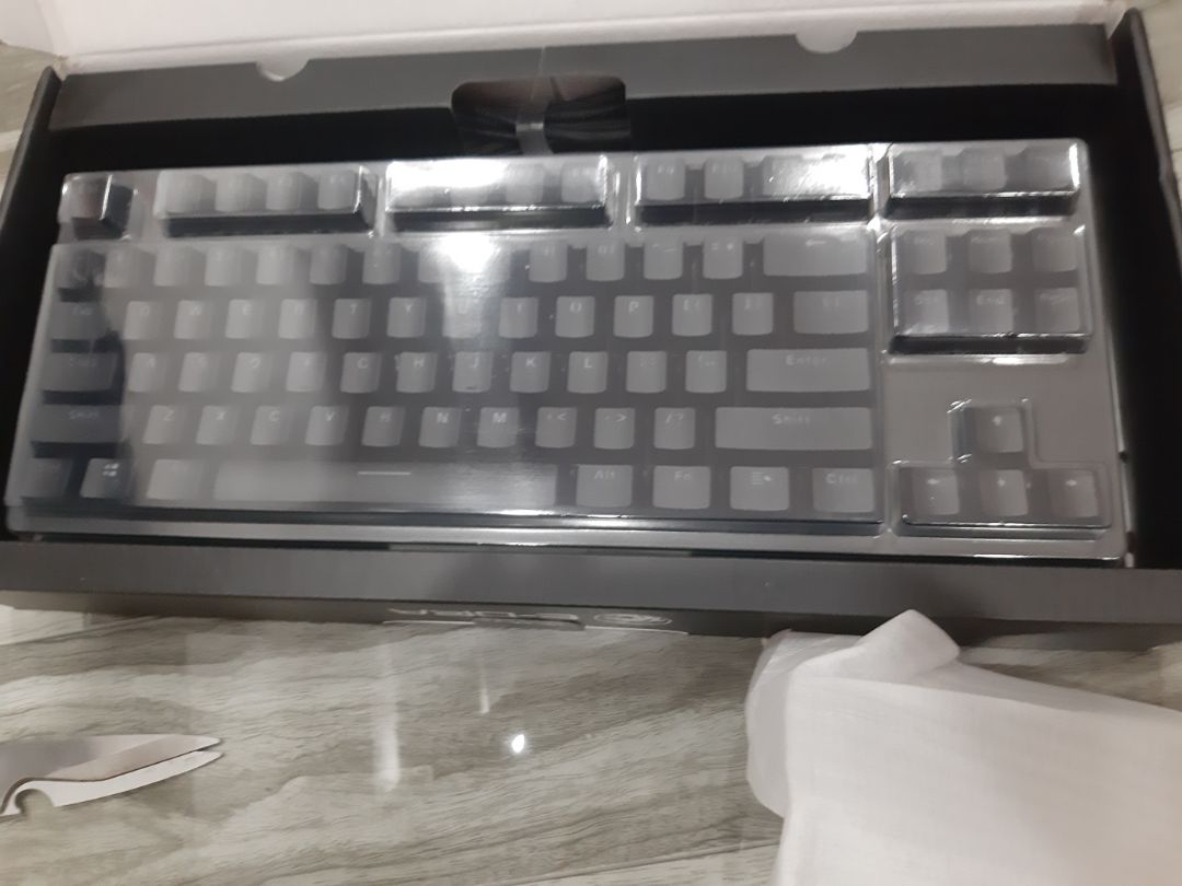 Hàng về nhanh, gói hàng kỹ lượng. Khi gỡ hộ ra thì rất vừa ý. Hàng cầm chắc tay, lực nhấn êm..không cần quá mạnh vẫn có thể được. Cuối cùng cũng đã có một bàn phím vừa ý. Thật sự rất là ưng ý. Chúc shop có thêm nhiều mối nữa nhé.