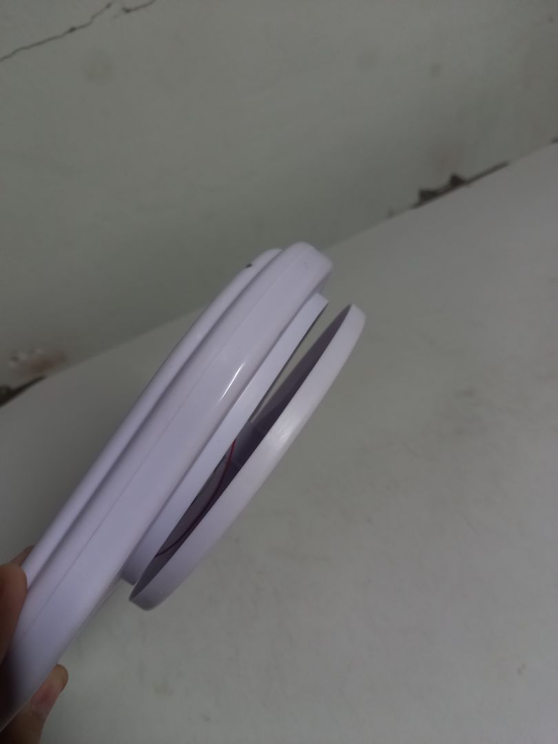 Mình chờ rất lâu hàng mới về do dịch. Nhưng mà mở hàng ra thì thất vọng tràn trề luôn. Mặt cân bị tách ra, thấy được  dây nhợ bên trong, cân thì đương nhiên không chính xác rồi. Cùng một cái bánh trung thu nhưng lúc cân tầm 80g, lúc lên cả lạng🥲🥲 Mong Tiki có thể xử lý việc này