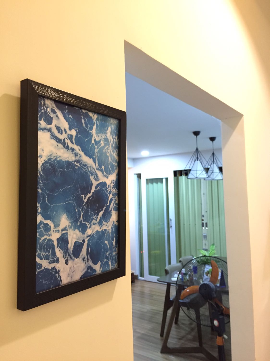 Tiki đóng gói rất kỹ. Tranh đẹp, chất liệu này dễ lau chùi, màu sắc đẹp. Rất hài lòng về chất lượng và giá cả.